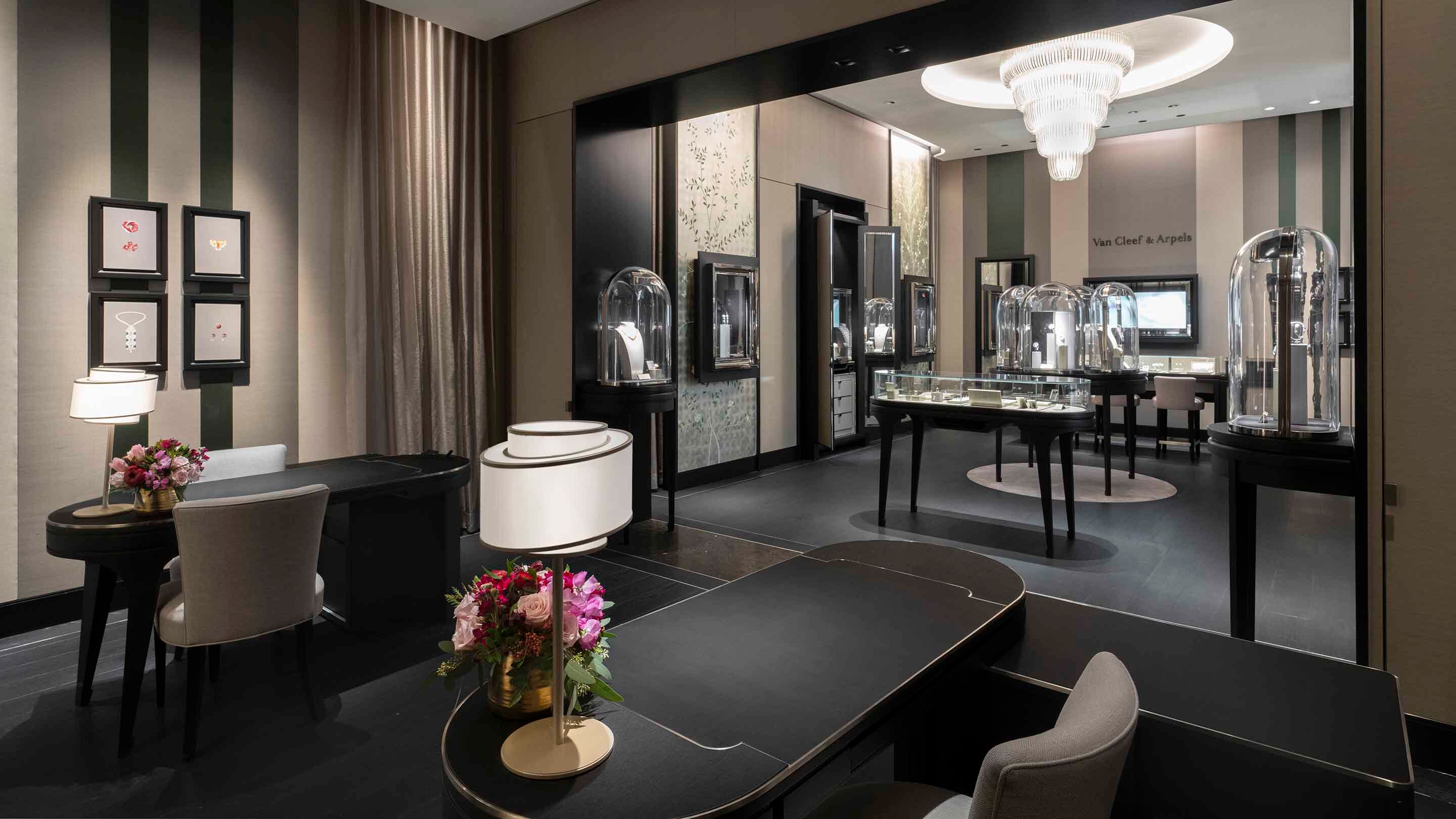 Las vegas Bellagio boutique present the main aera view, van cleef arpels