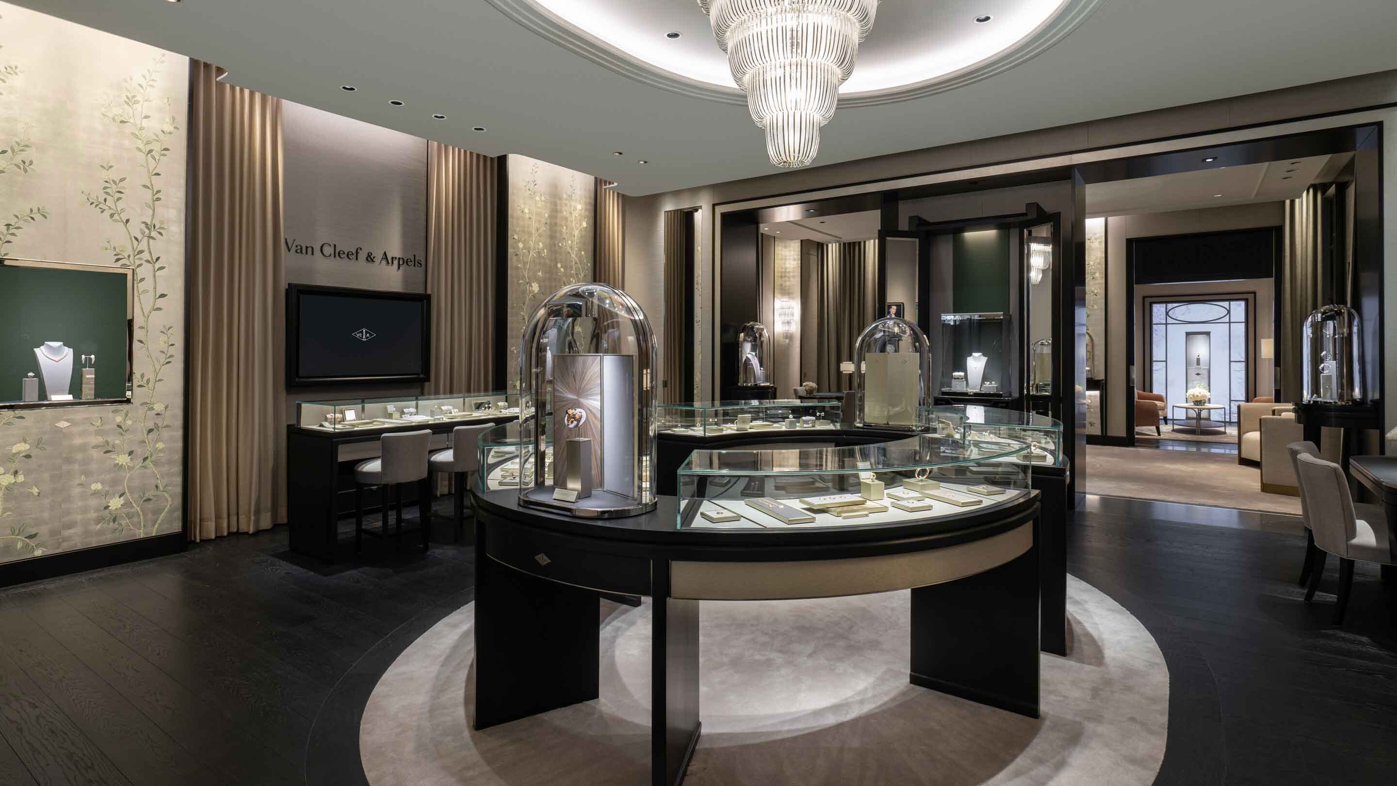 Mc lean tyson boutique present the main aera view, van cleef arpels