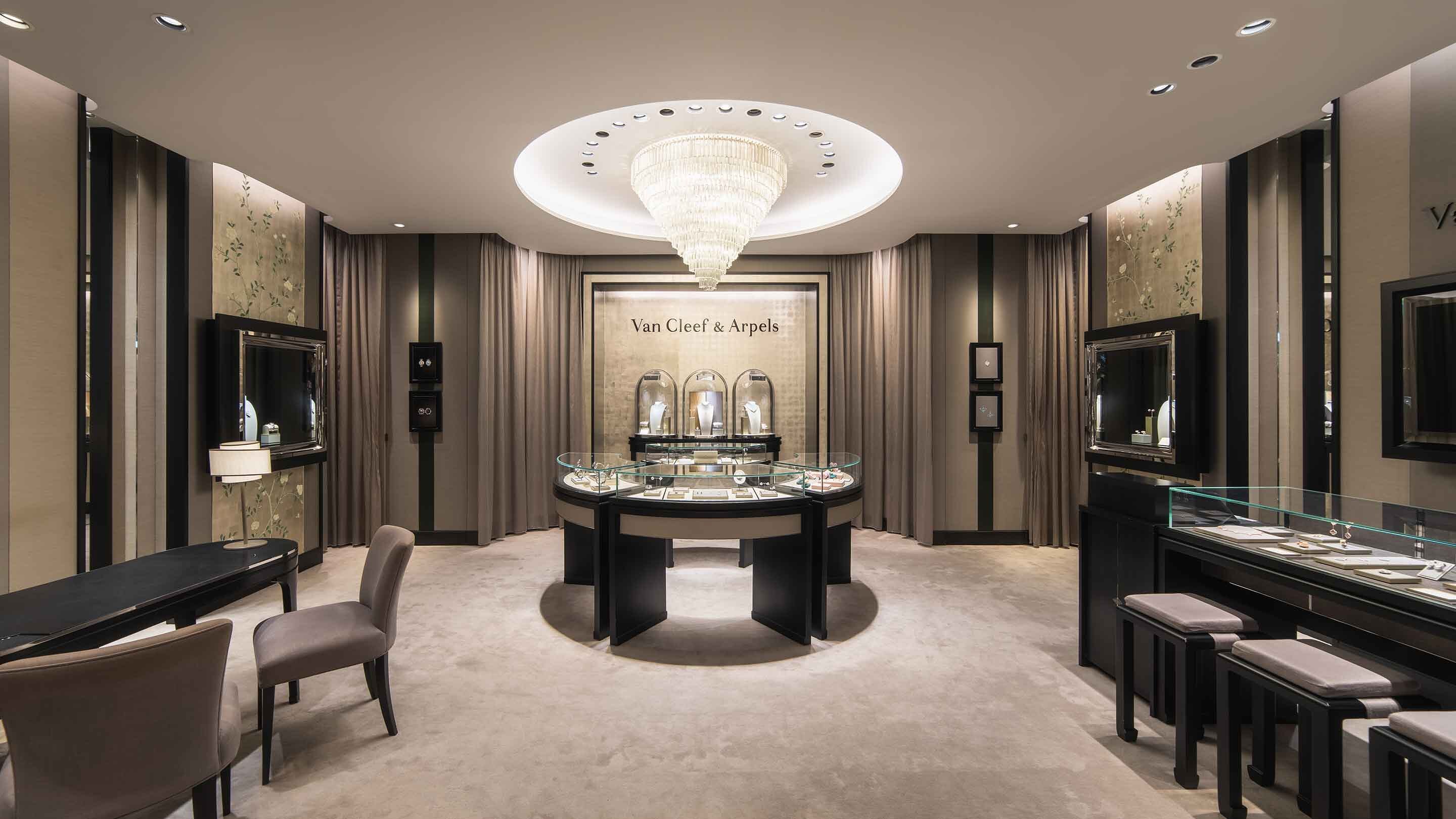 Hong Kong Ocean terminal boutique present the main aera 3 view. Van Cleef & Arpels.