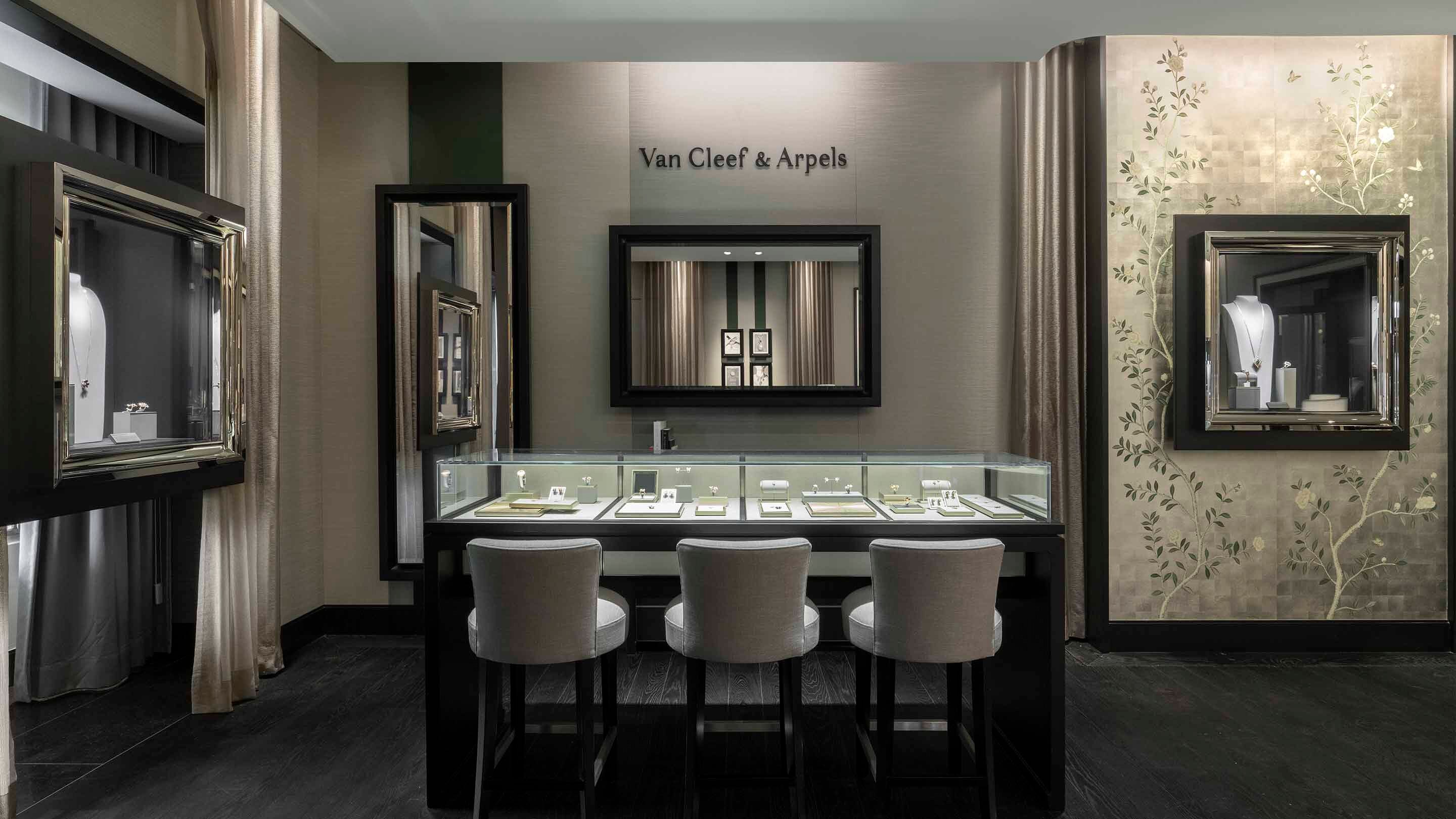 Naples waterside shops boutique present the main aera view, van cleef arpels