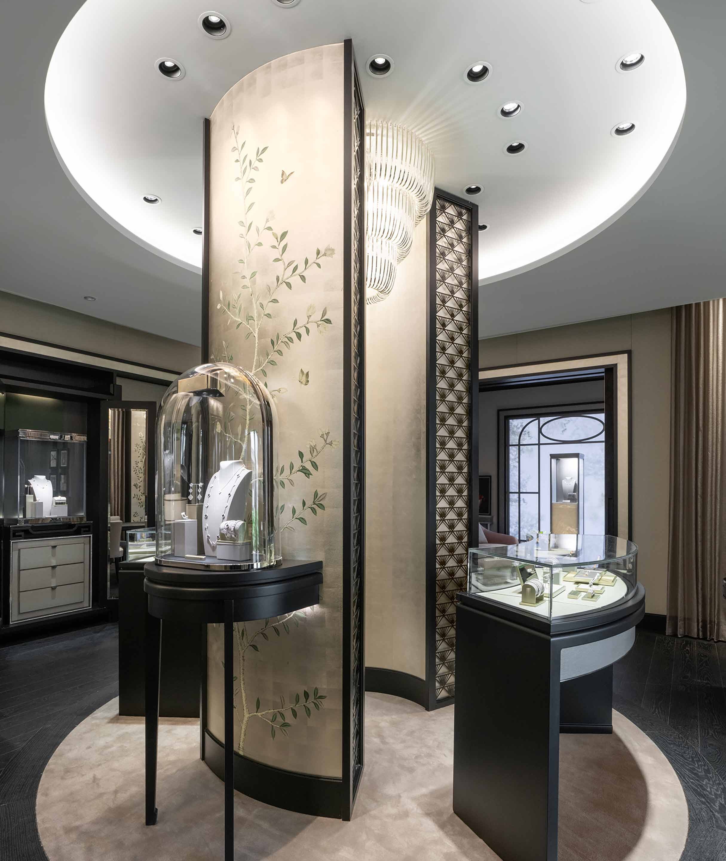 Naples waterside shops boutique present the main aera view, van cleef arpels