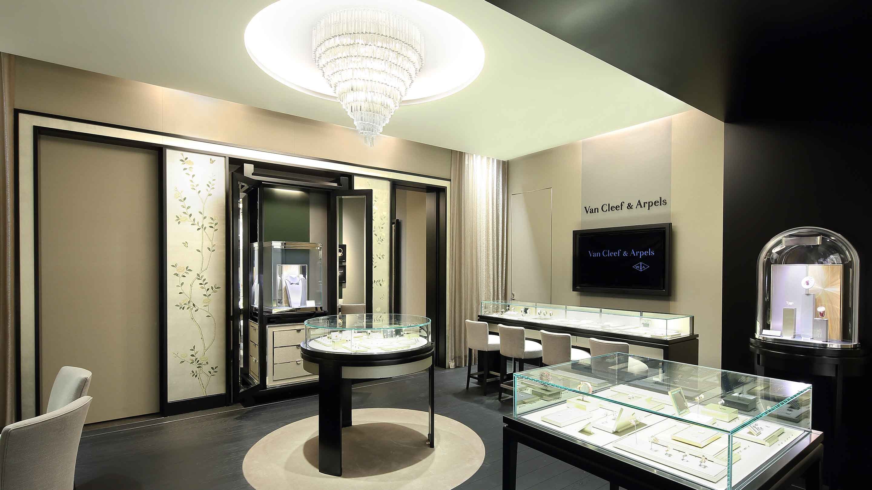 tokyo nihombashi mitsukoshi boutique present the main aera view, van cleef and arpels