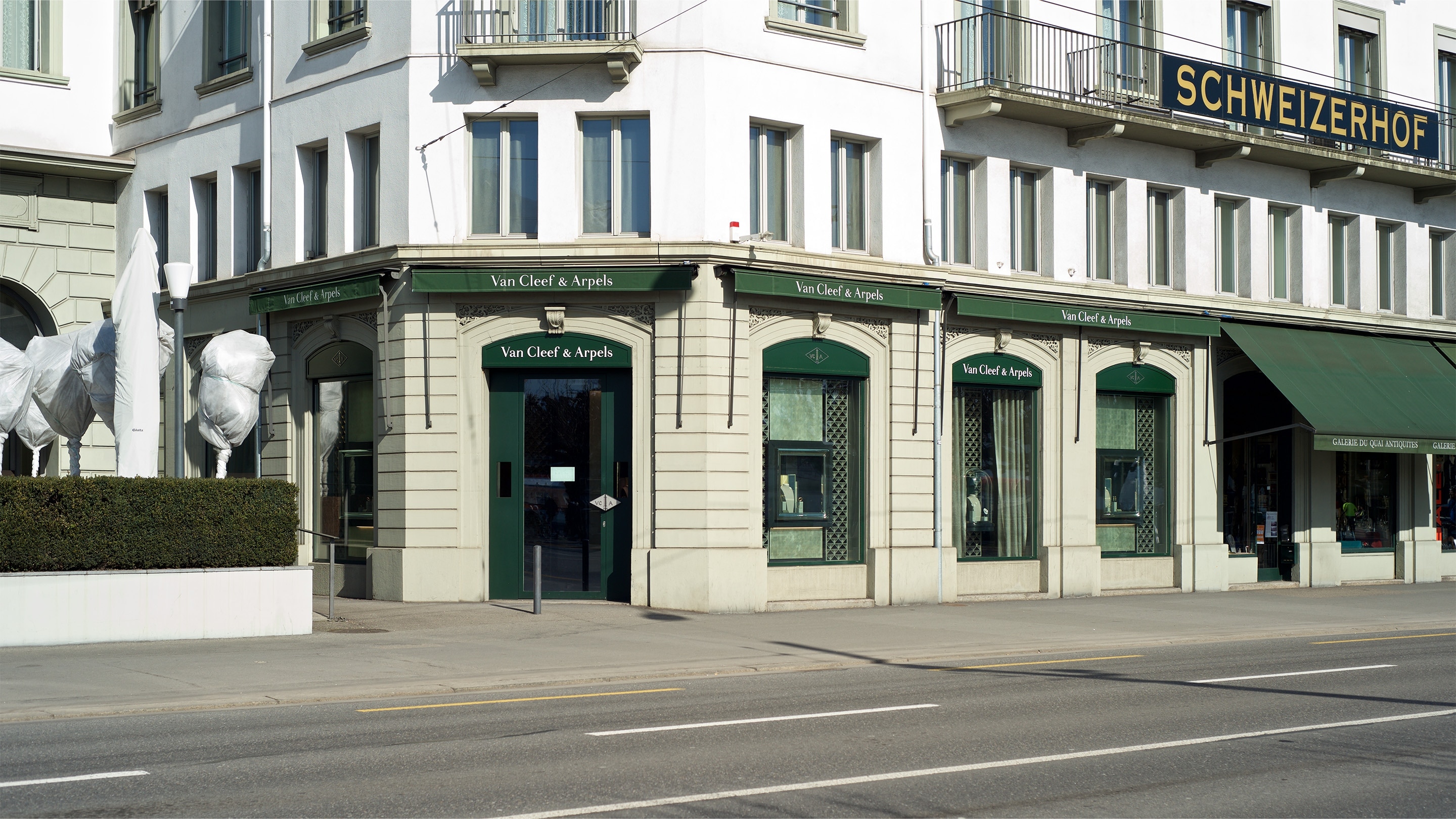 Lucerne boutique present the facade view, Van Cleef Arpels