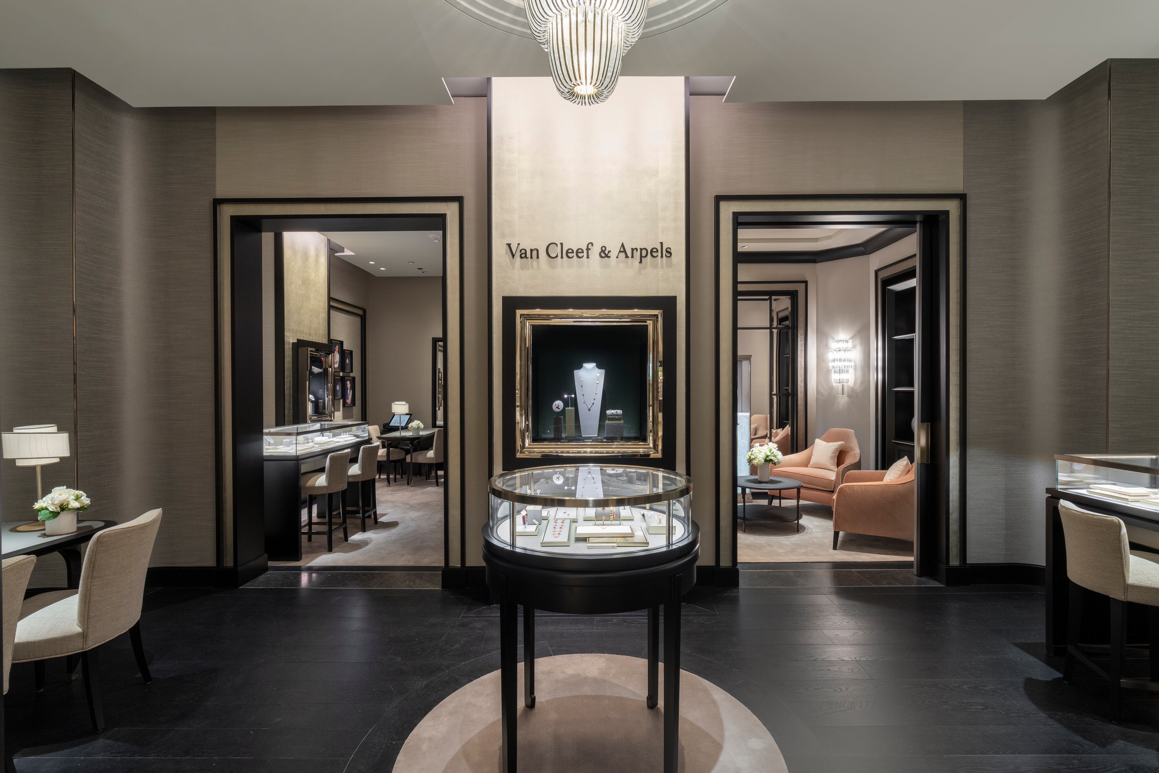 Scottsdale Neiman Marcus boutique present the commercial area view 2, Van Cleef Arpels