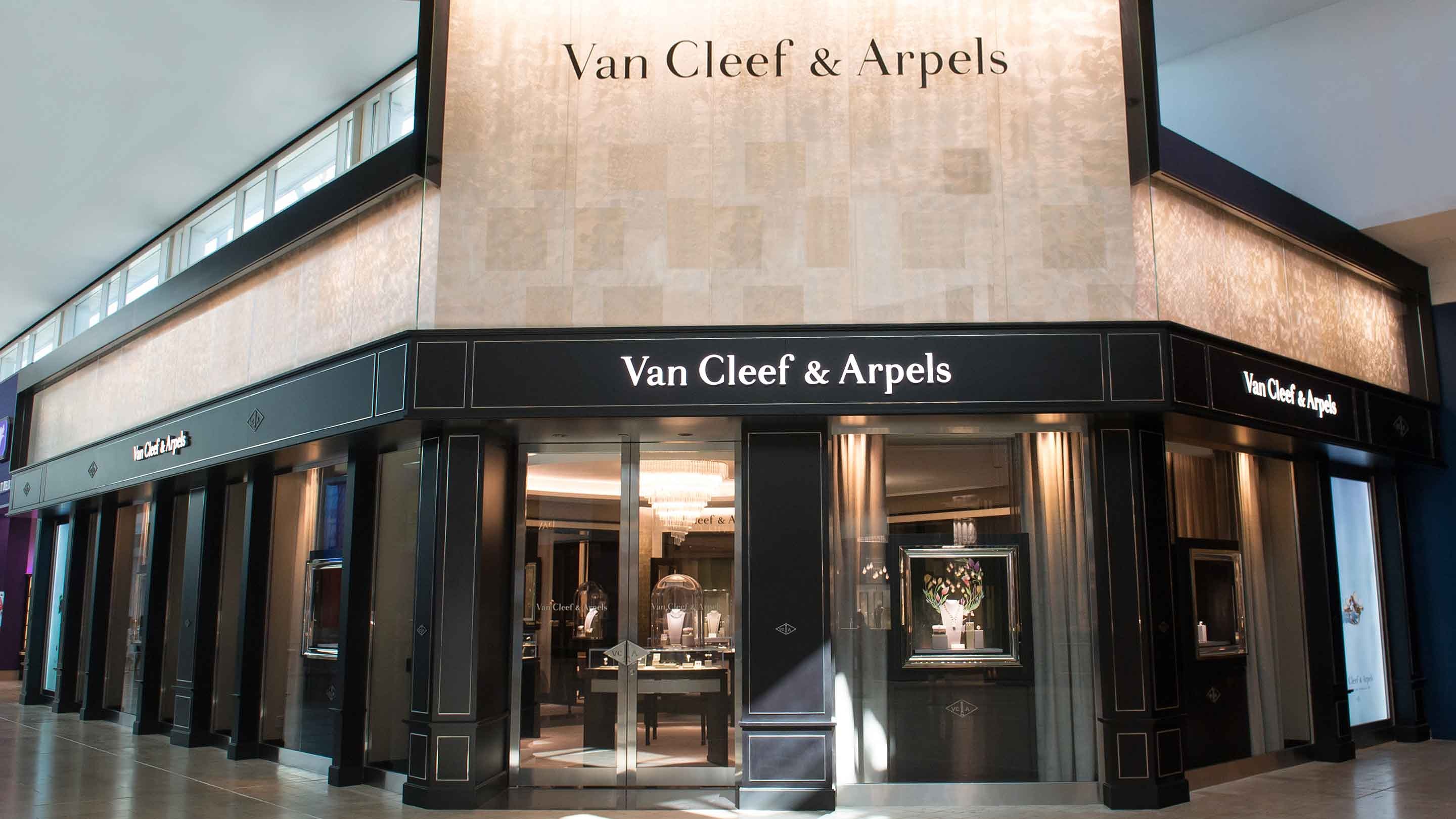 Toronto Yorkdale boutique present the facade view, Van cleef and arpels