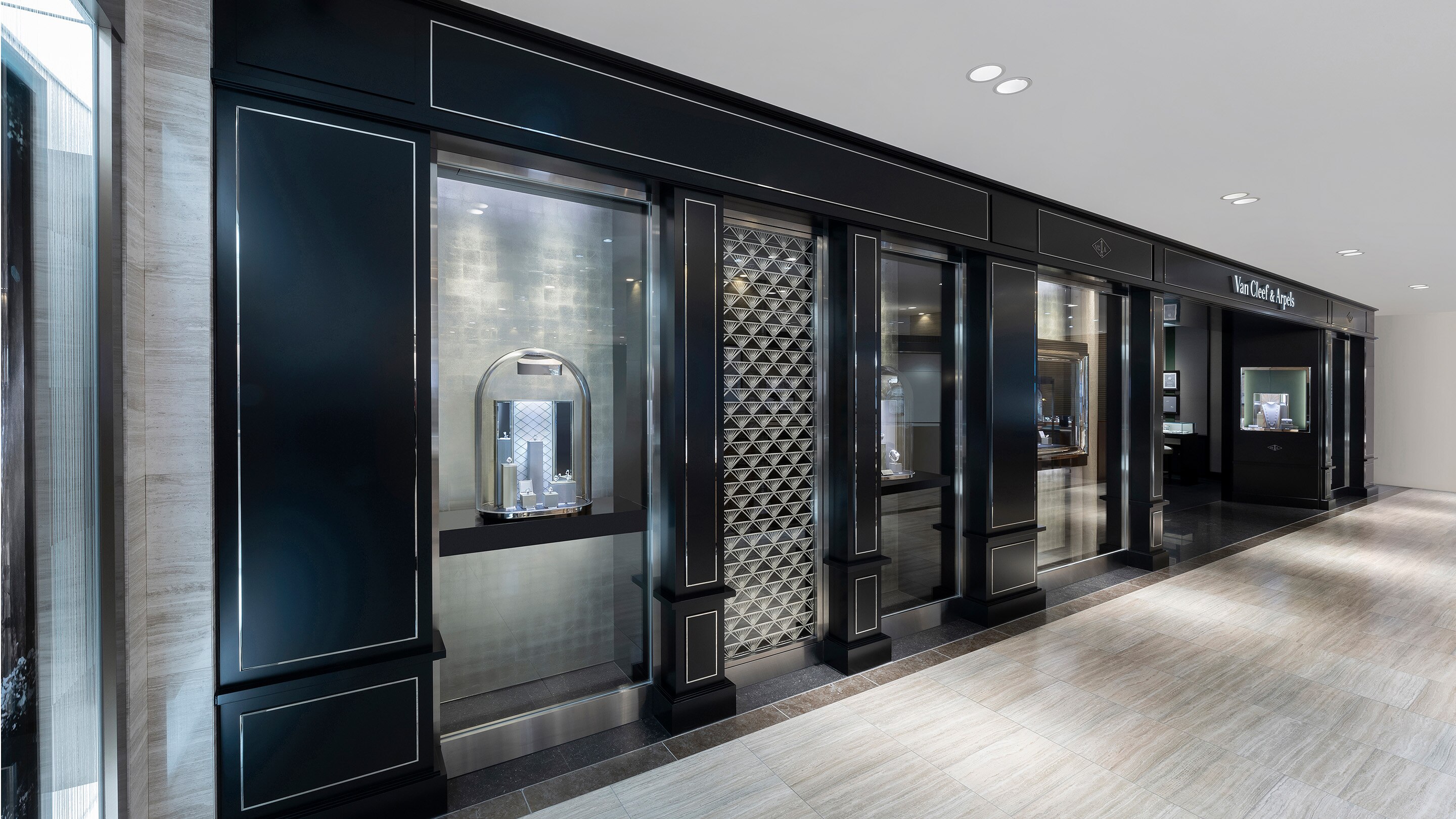 Hankyu Umeda boutique present the facade view, van cleef and arpels