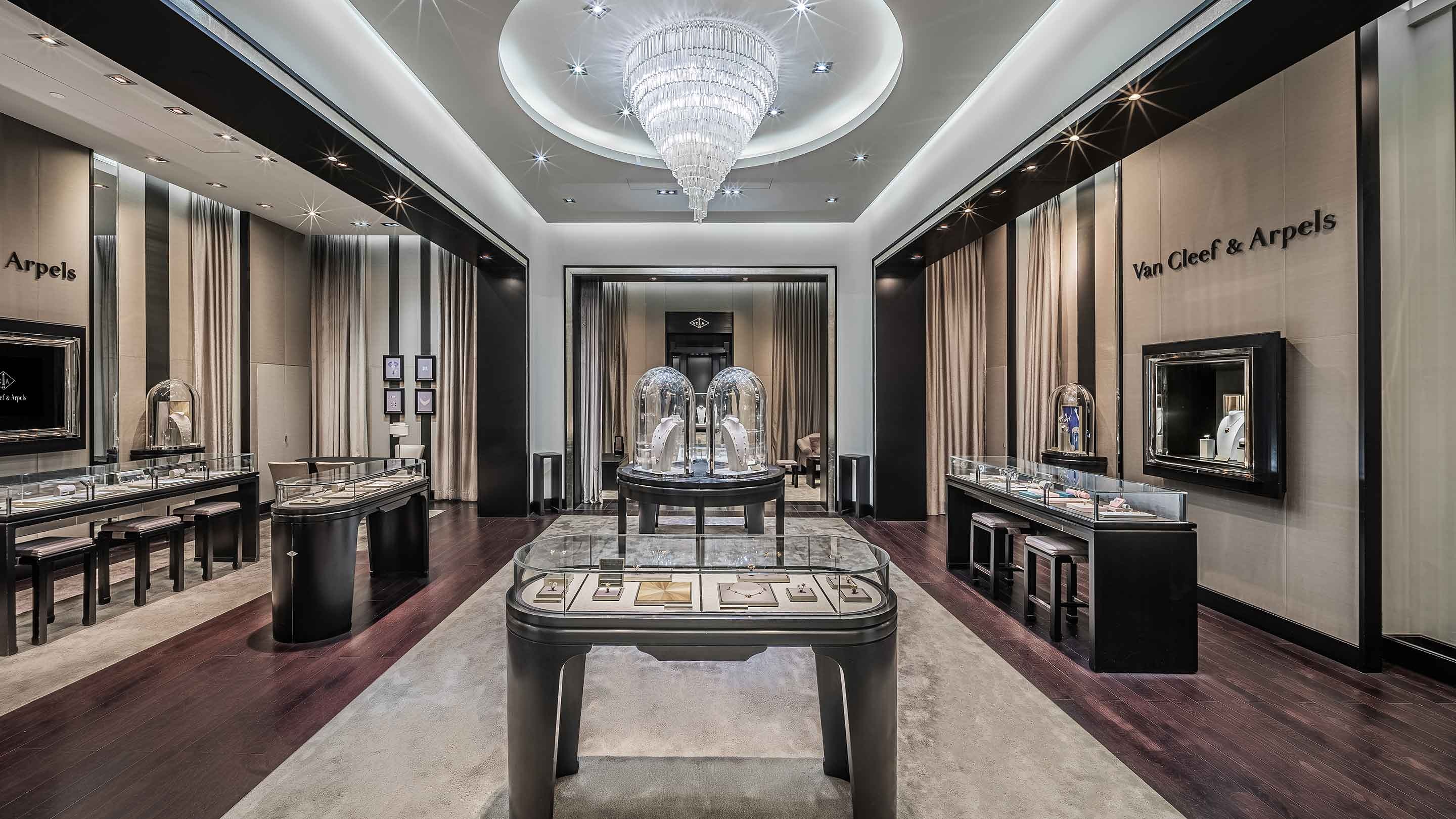 Macau, Galleria four season boutique present the interior main area 4 view. Van Cleef & Arpels.