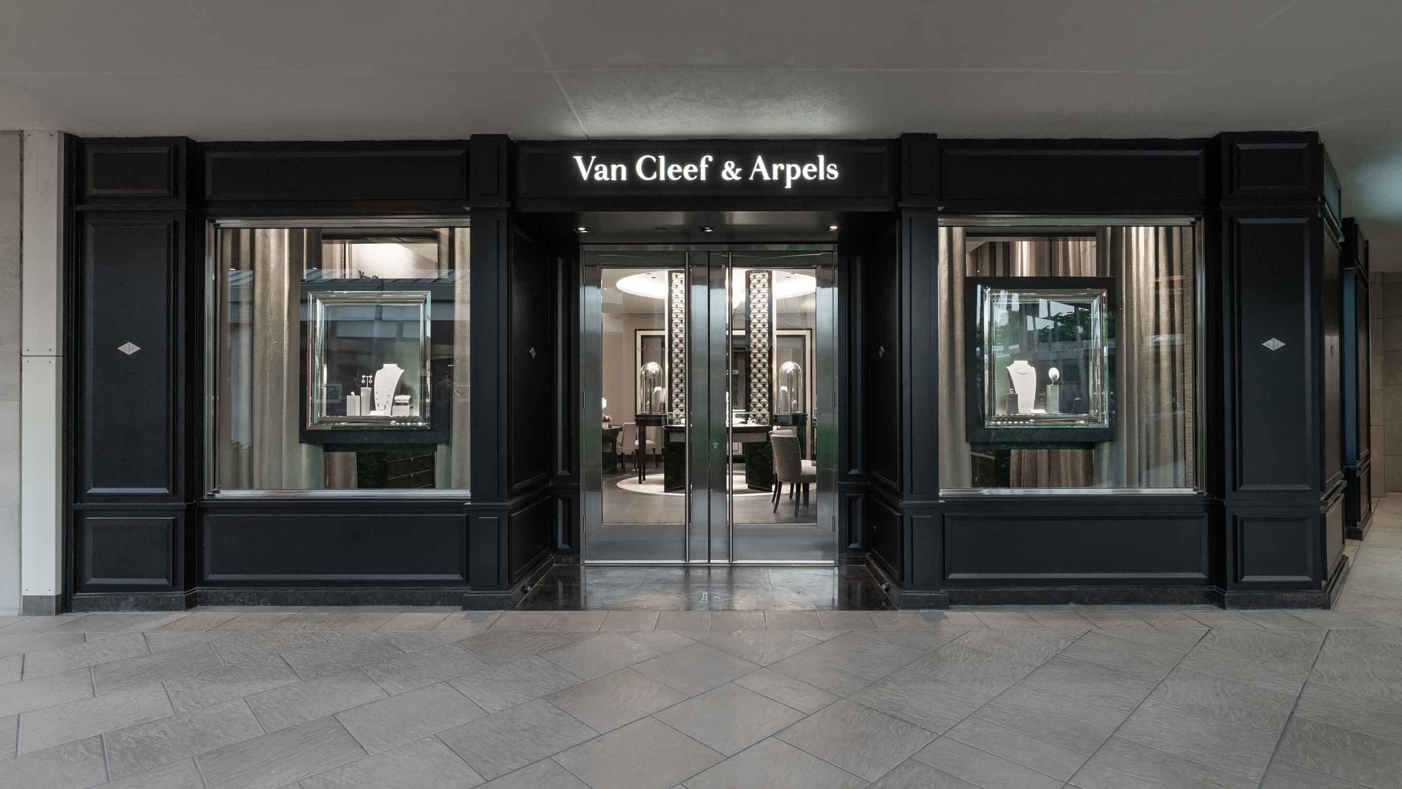 Naples waterside shops boutique present the facade view, van cleef arpels