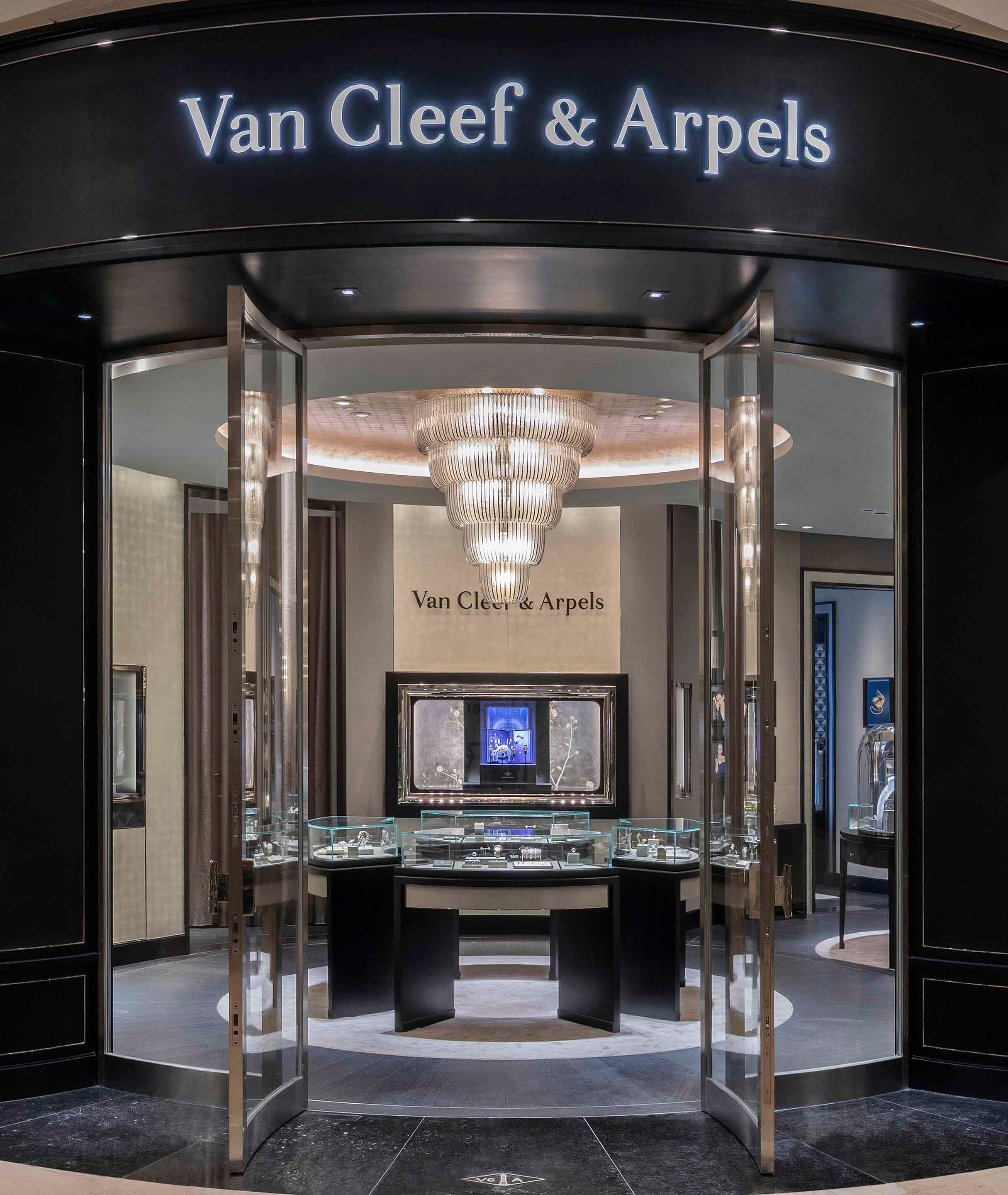 Tapei 101 boutique present the entrance view, Van Cleef And Arpels