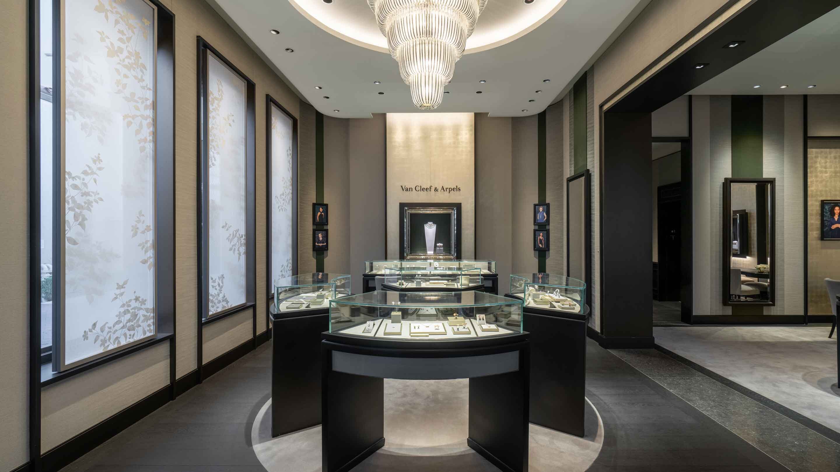 Dallas highland park village boutique present the main aera view, Van cleef and Arpels