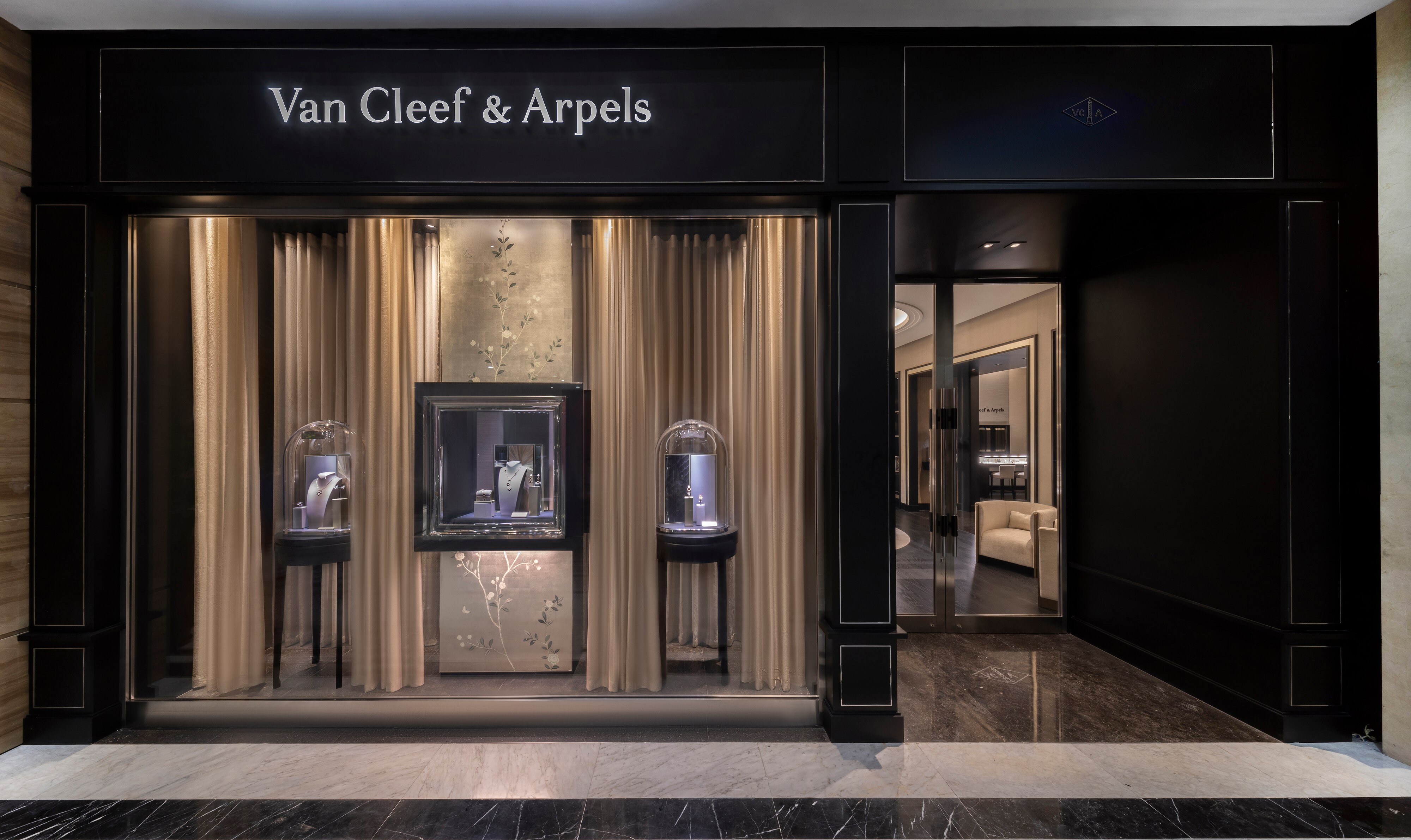 Ho Chi Minh Union Square boutique present the facade view, Van Cleef Arpels