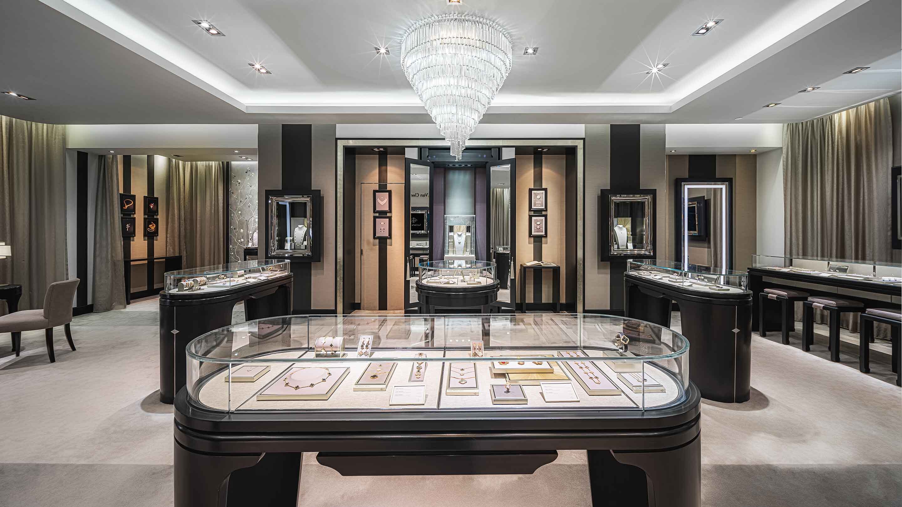 Macau, Wynn boutique present the main area 1 view. Van Cleef & Arpels.