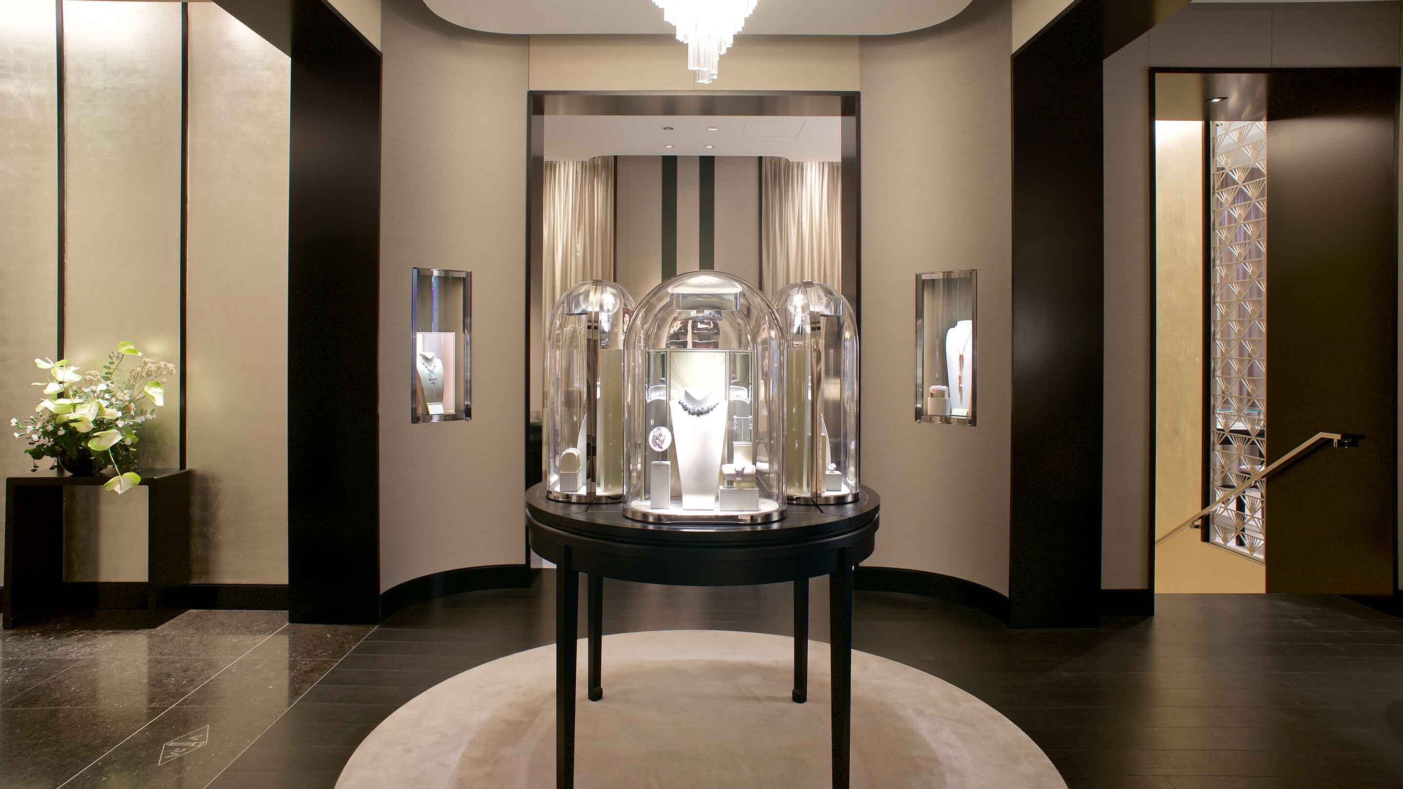 Milano Via Montenapoleone boutique present the main aera view, Van Cleef And Arpels