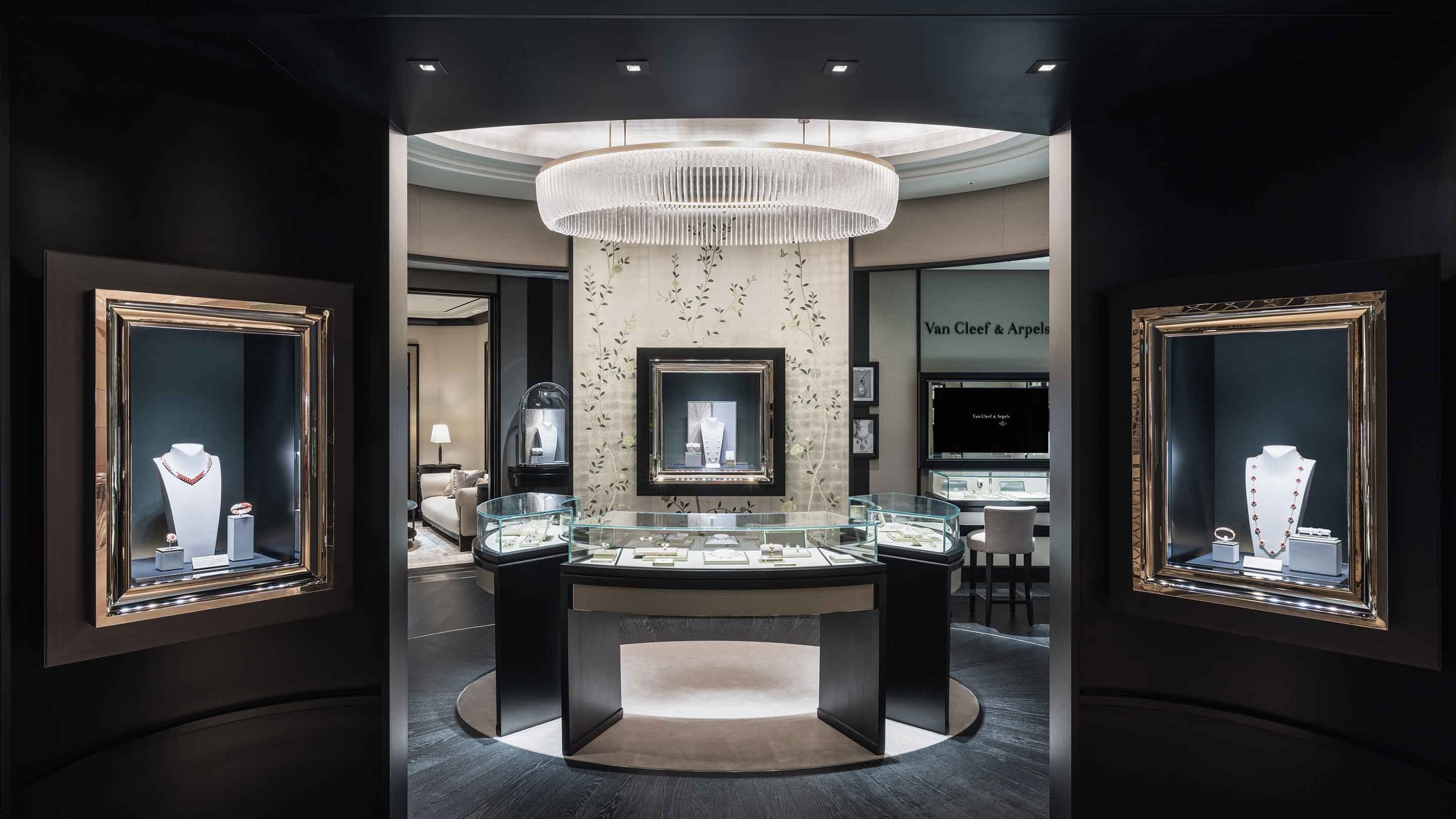 Seoul, Shinsegae main boutique present the main area 1 view. Van Cleef & Arpels.