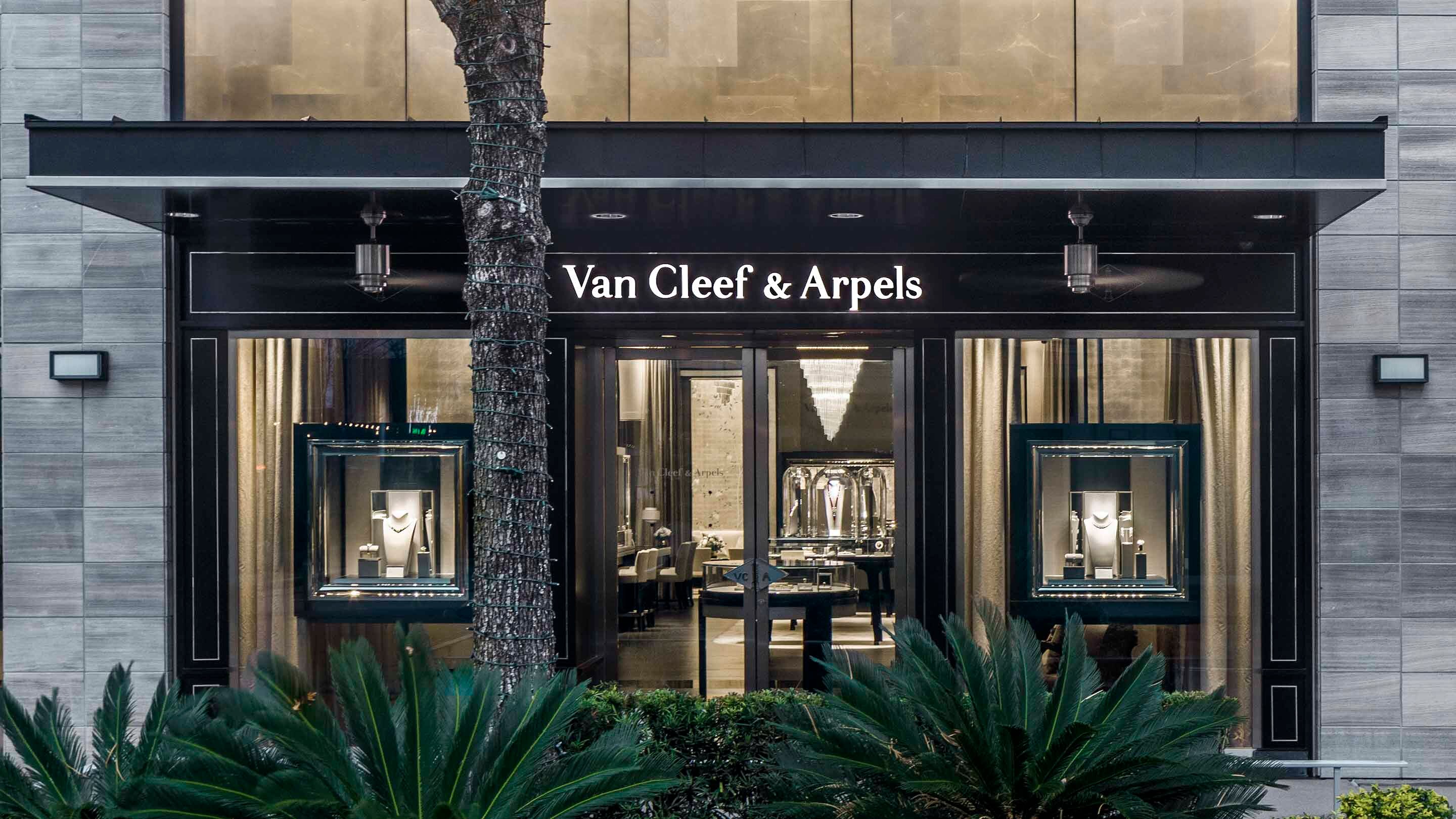 Houston River Oaks boutique presents the facade view, van cleef arpels.