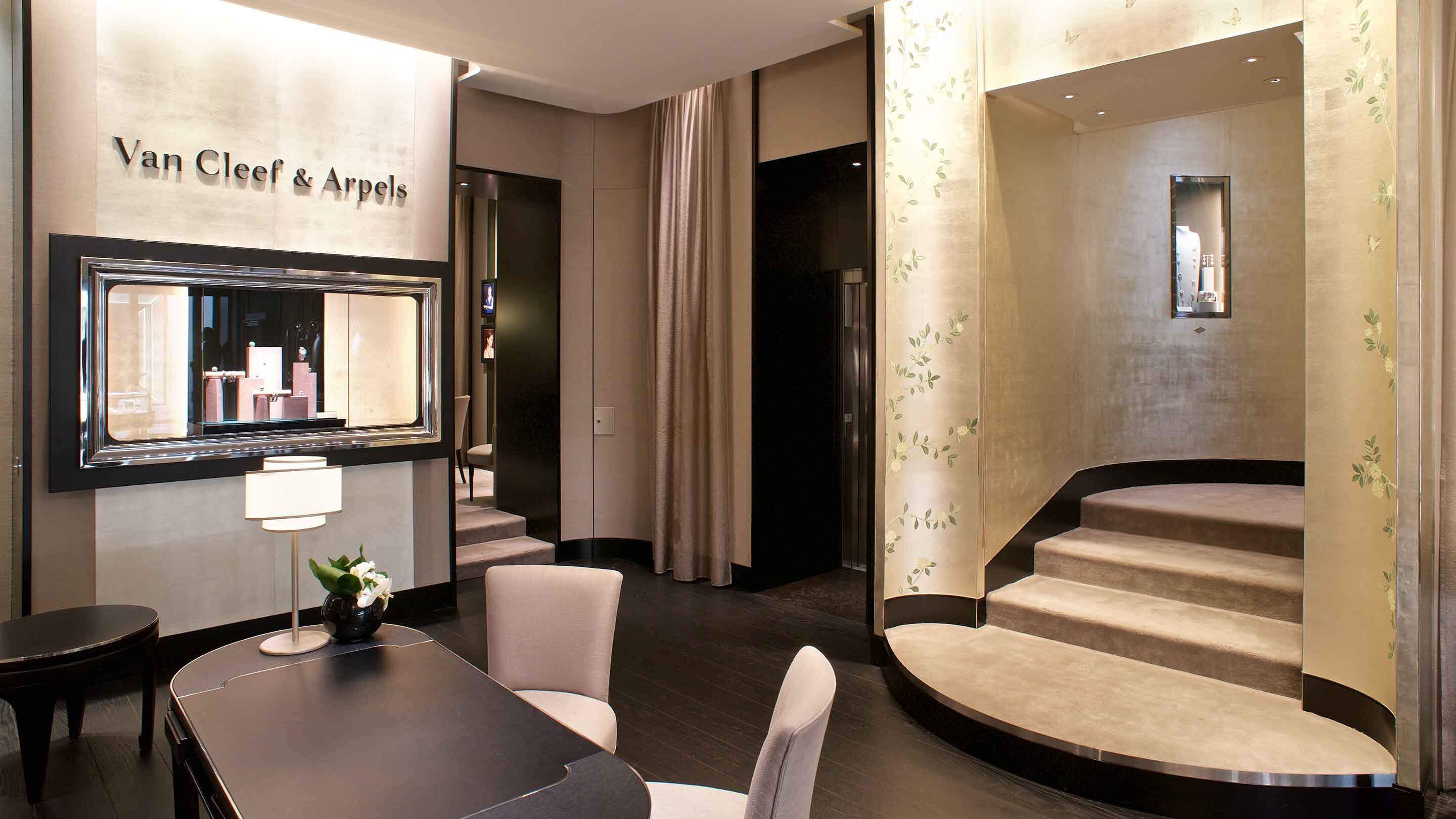 Roma via condotti boutique present the main aera view, Van Cleef And Arpels