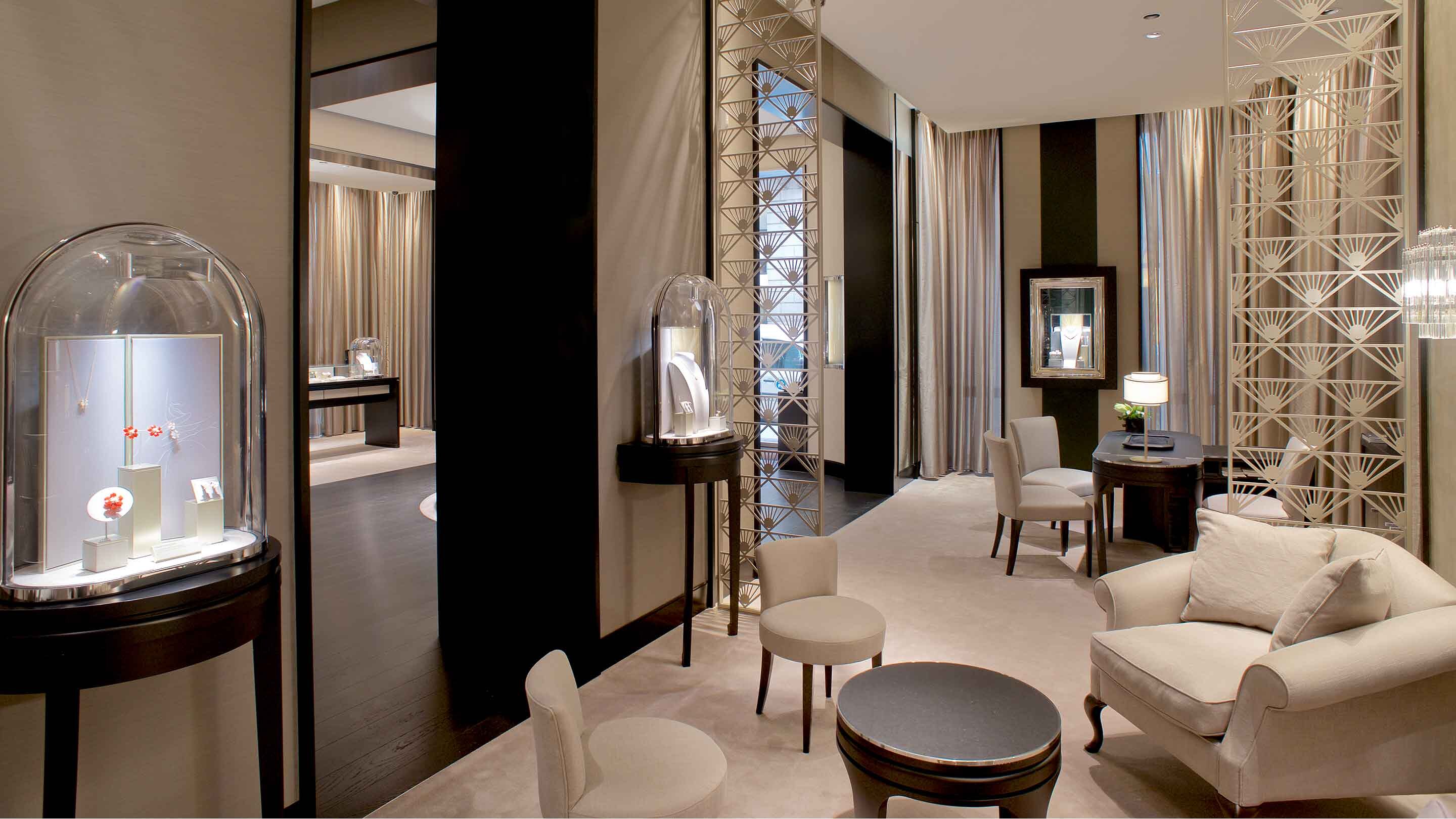 Milano Via Montenapoleone boutique present the main aera view, Van Cleef And Arpels