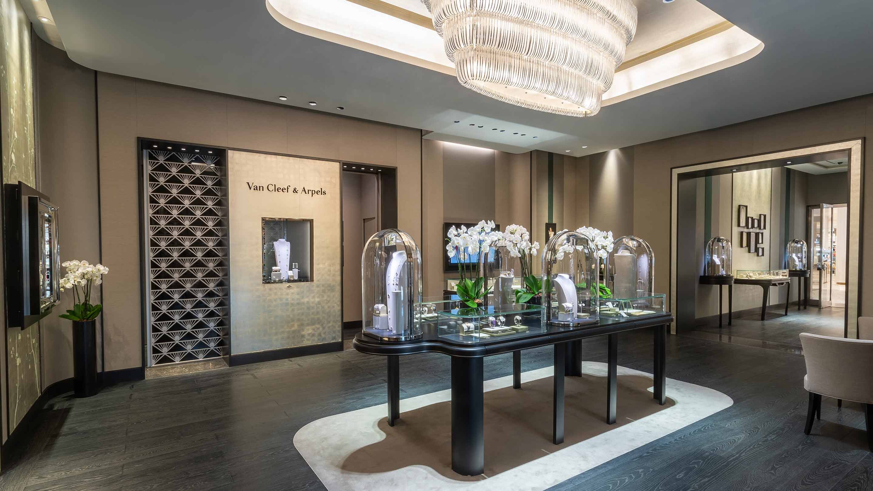 Doha katara plaza boutique present the main aera view, van cleef and arpels