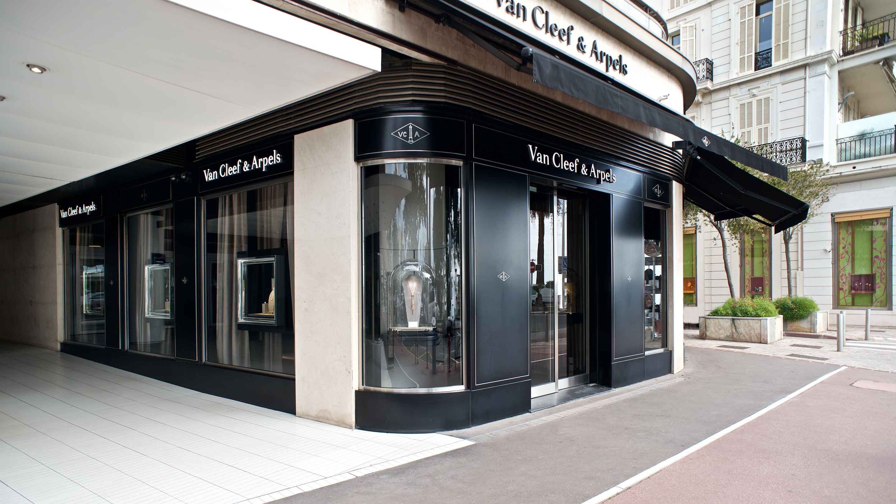 Cannes La croisette boutique present the facade view, Van Cleef and Arpels