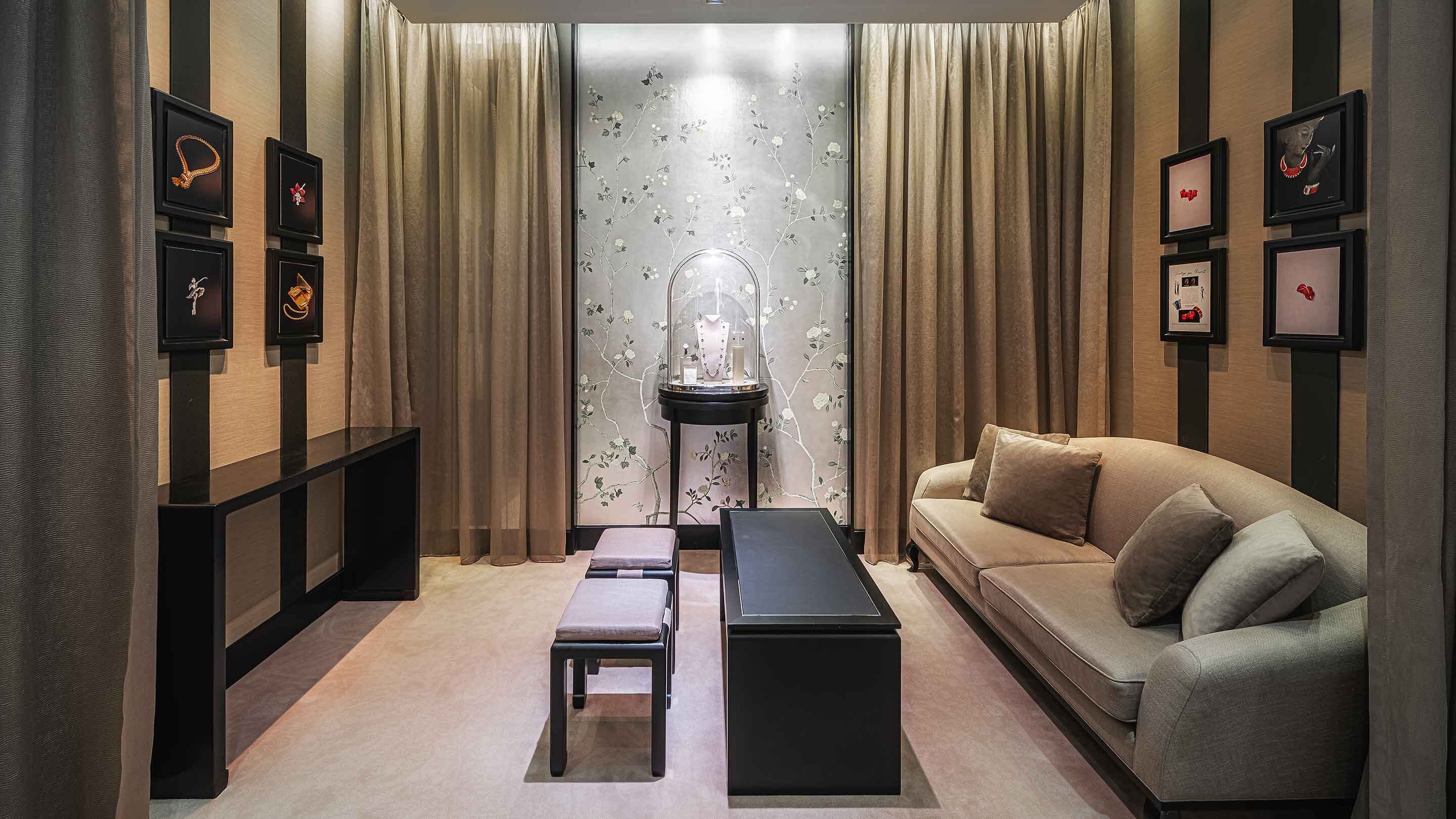 Macau, Wynn boutique present the interior salon view. Van Cleef & Arpels.