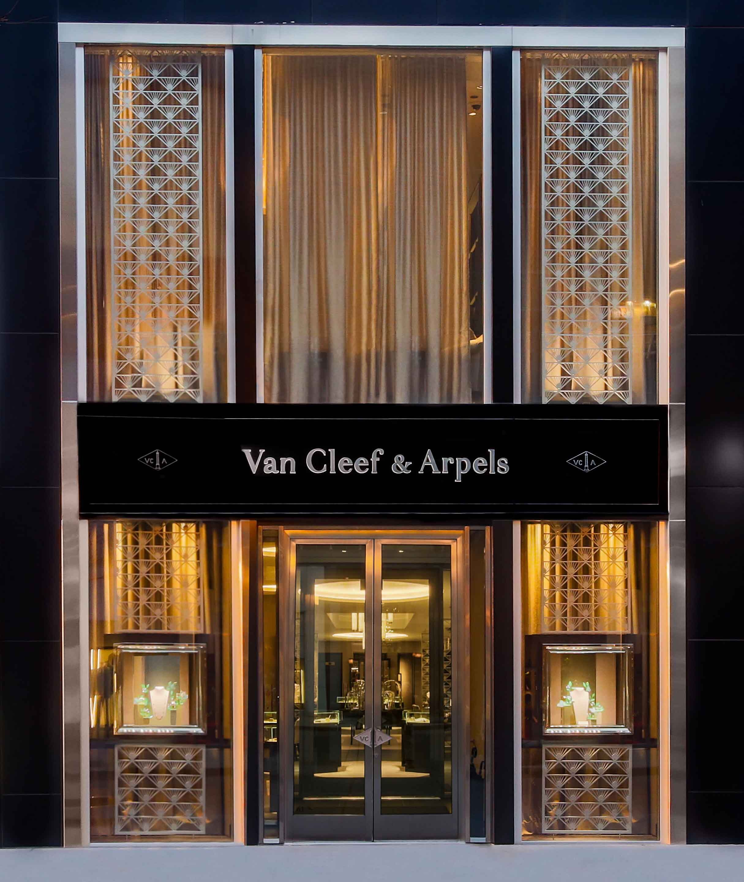 Chicago Oak Street Boutique present the facade view, Van Cleef And Arpels