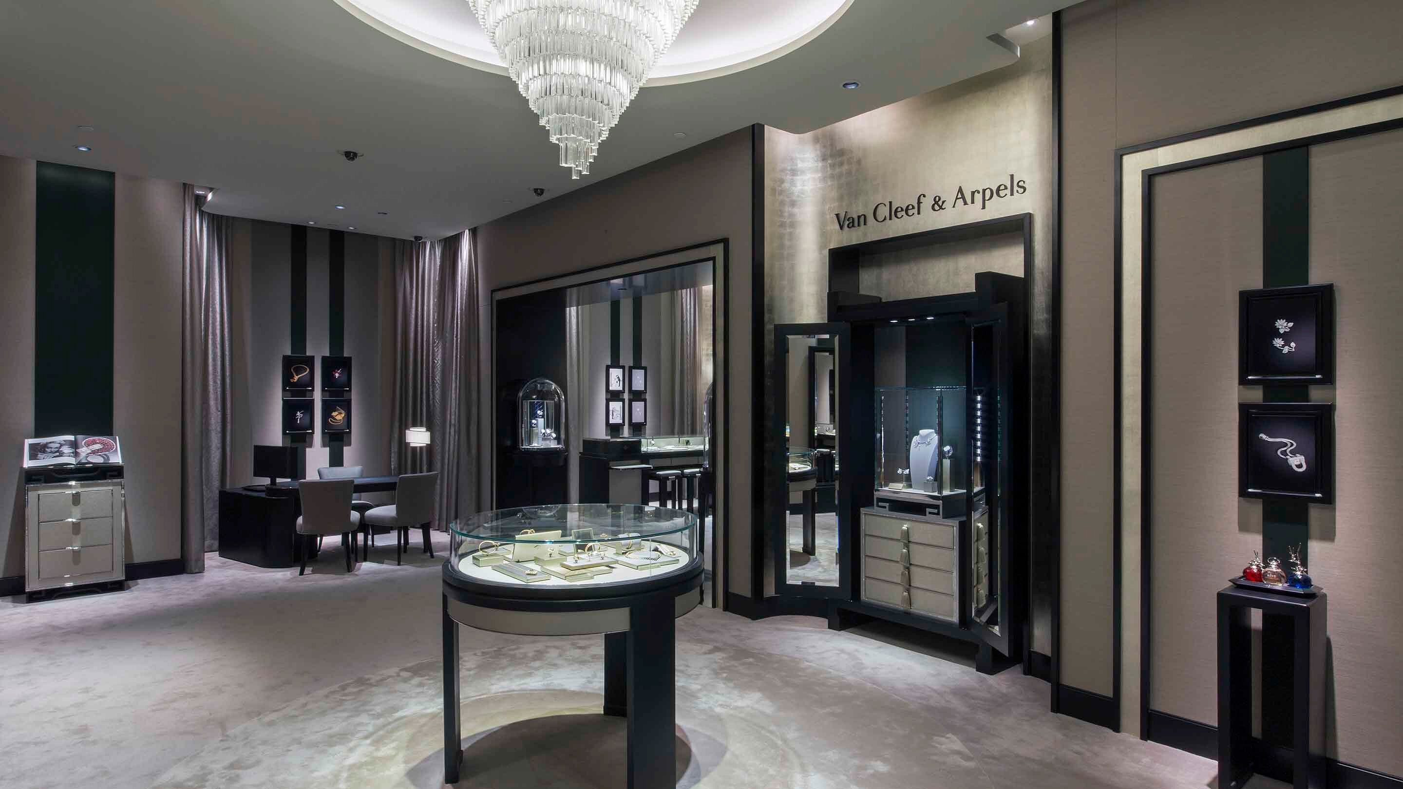 Macau, Wynn Palace boutique present the main aera 1 view. Van Cleef & Arpels.