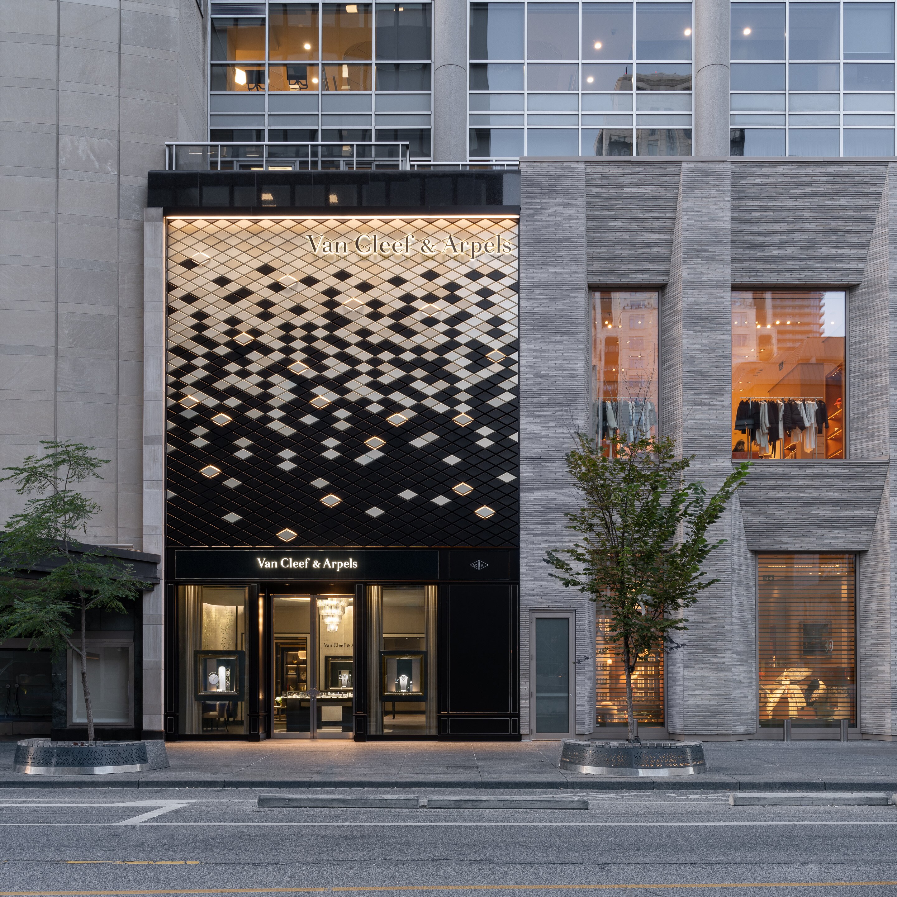 Toronto Bloor Street boutique present the facade representative view, Van Cleef Arpels