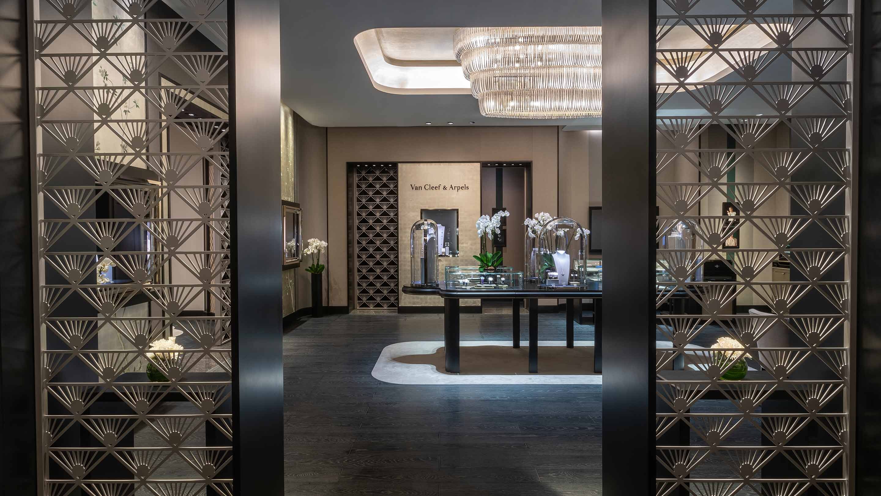 Doha katara plaza boutique present a detail view, van cleef and arpels