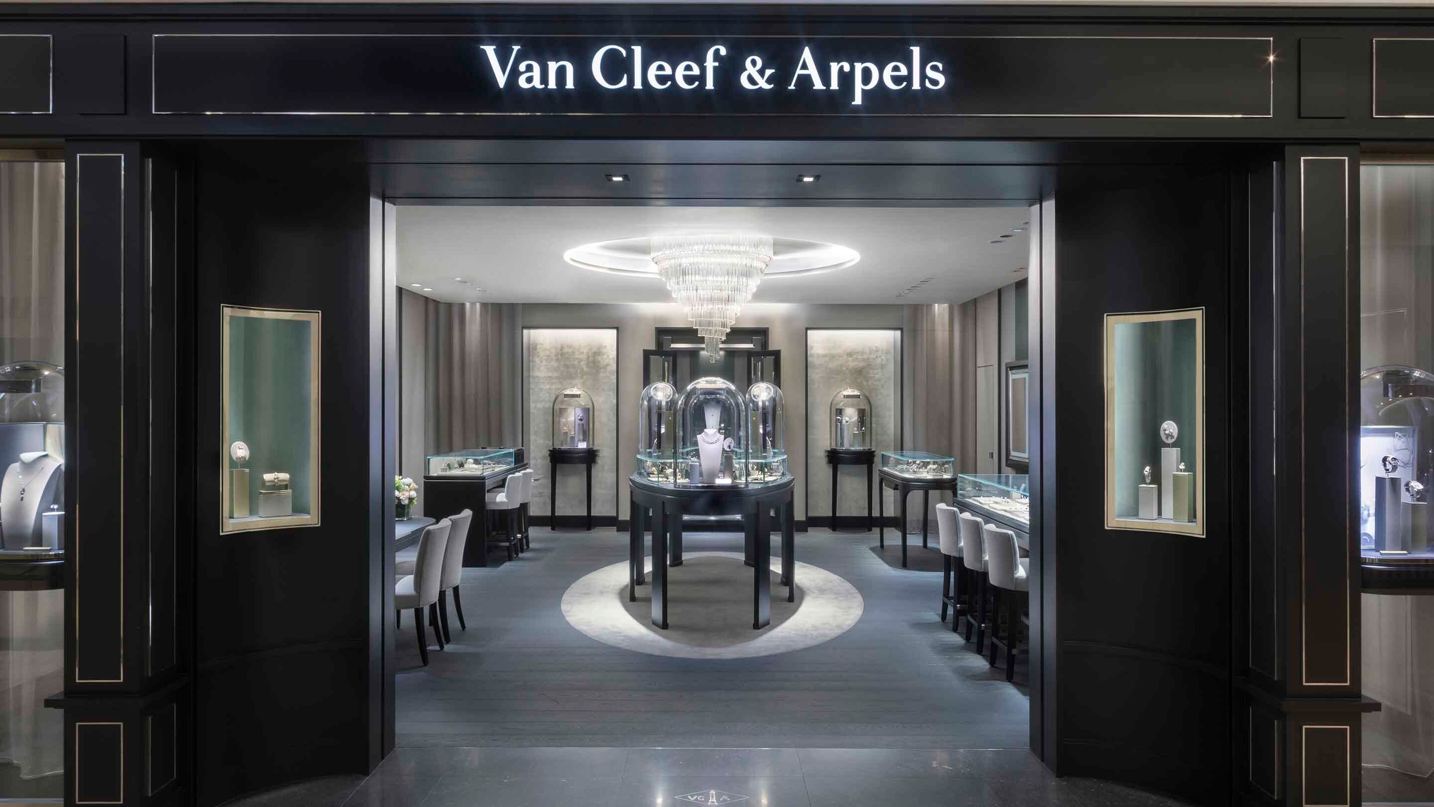 Seoul, Shinsegae Kangnam boutique present the facade view. Van Cleef & Arpels.