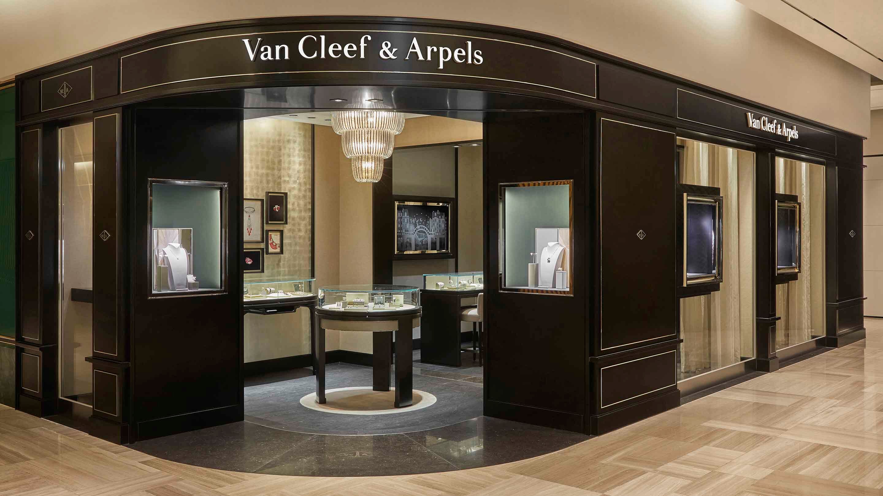 Seoul, Shinsegae Kangnam boutique present the representative view. Van Cleef & Arpels.