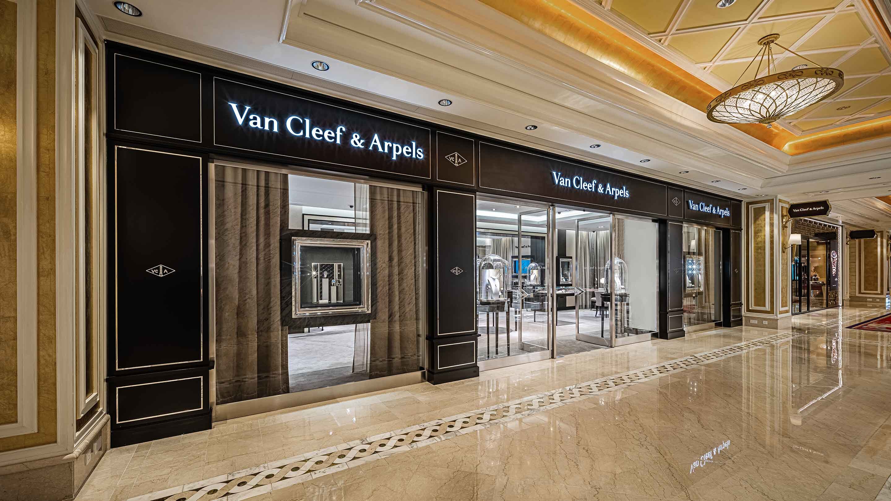 Macau, Wynn boutique present the reprsentative facade view. Van Cleef & Arpels.