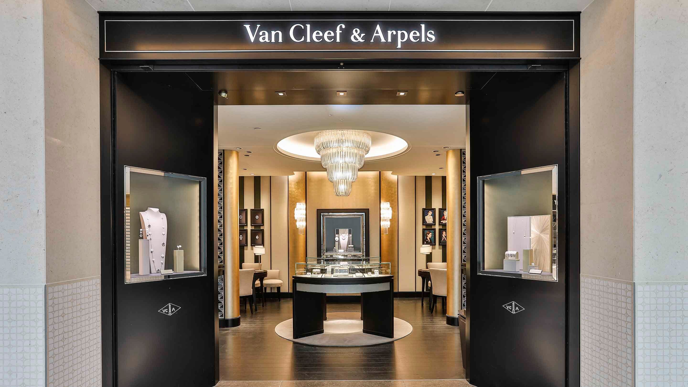 Paris samaritaine boutique present the facade view, Van Cleef And Arpels