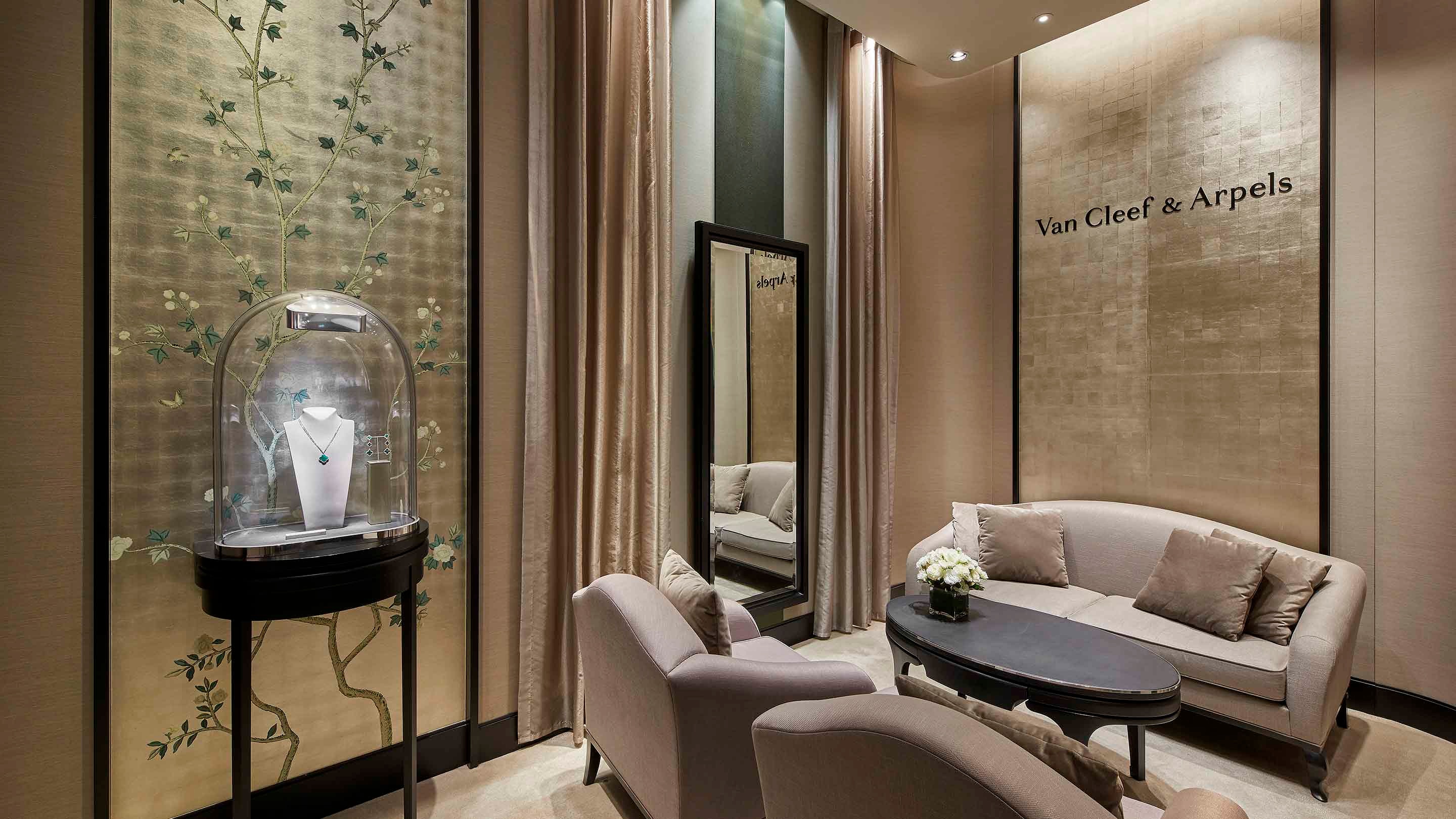 Seoul, Lotte avenue world tower boutique present the interior salon view. Van Cleef & Arpels.