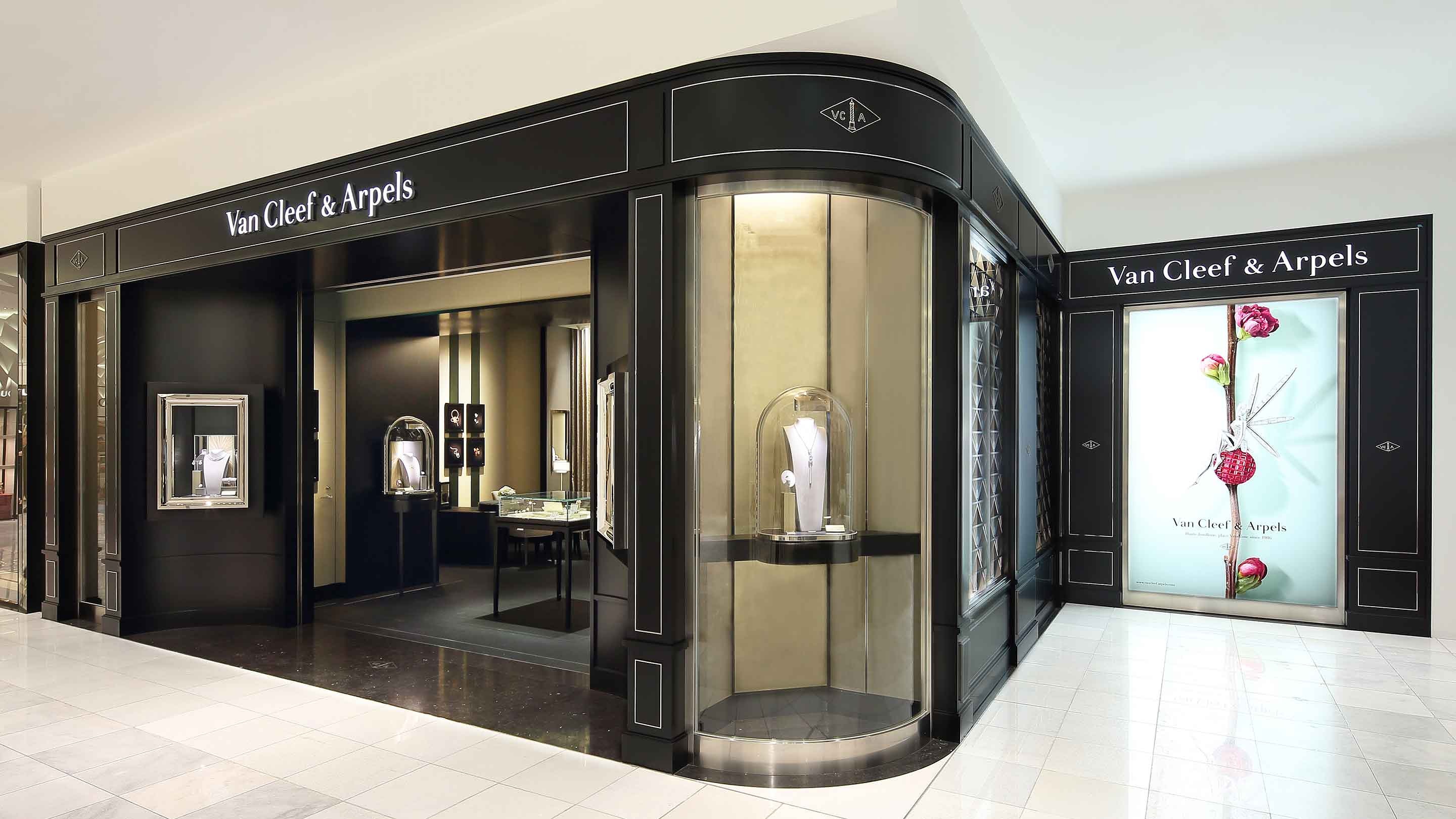 tokyo nihombashi mitsukoshi boutique present the facade view, van cleef and arpels