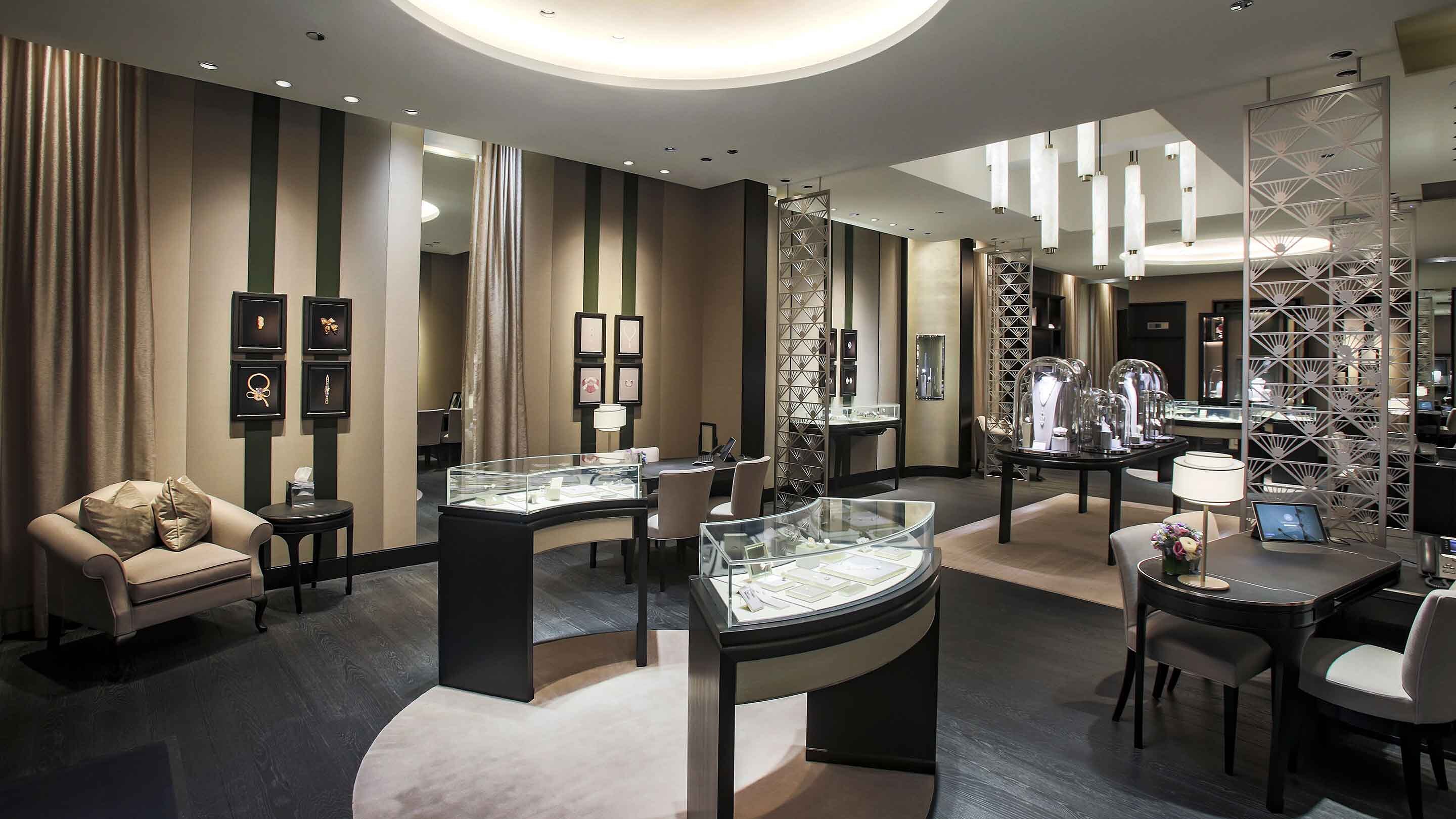 Chicago Oak Street Boutique present the main aera view, Van Cleef And Arpels