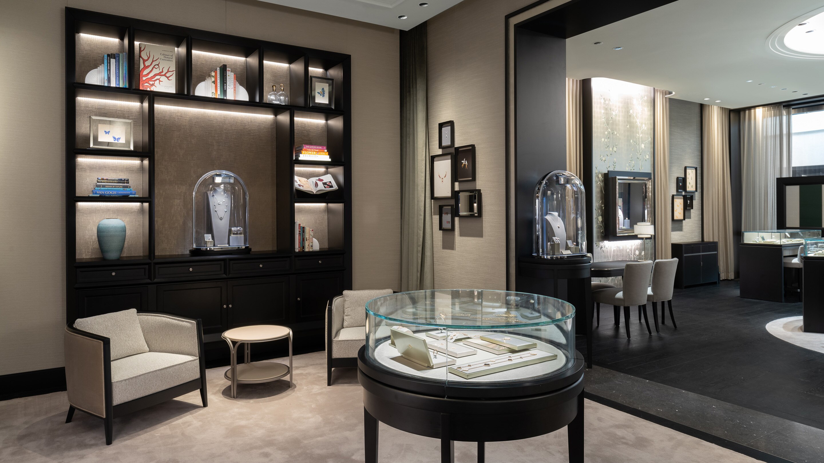 King of prussia boutique present a detail view, van cleef and arpels