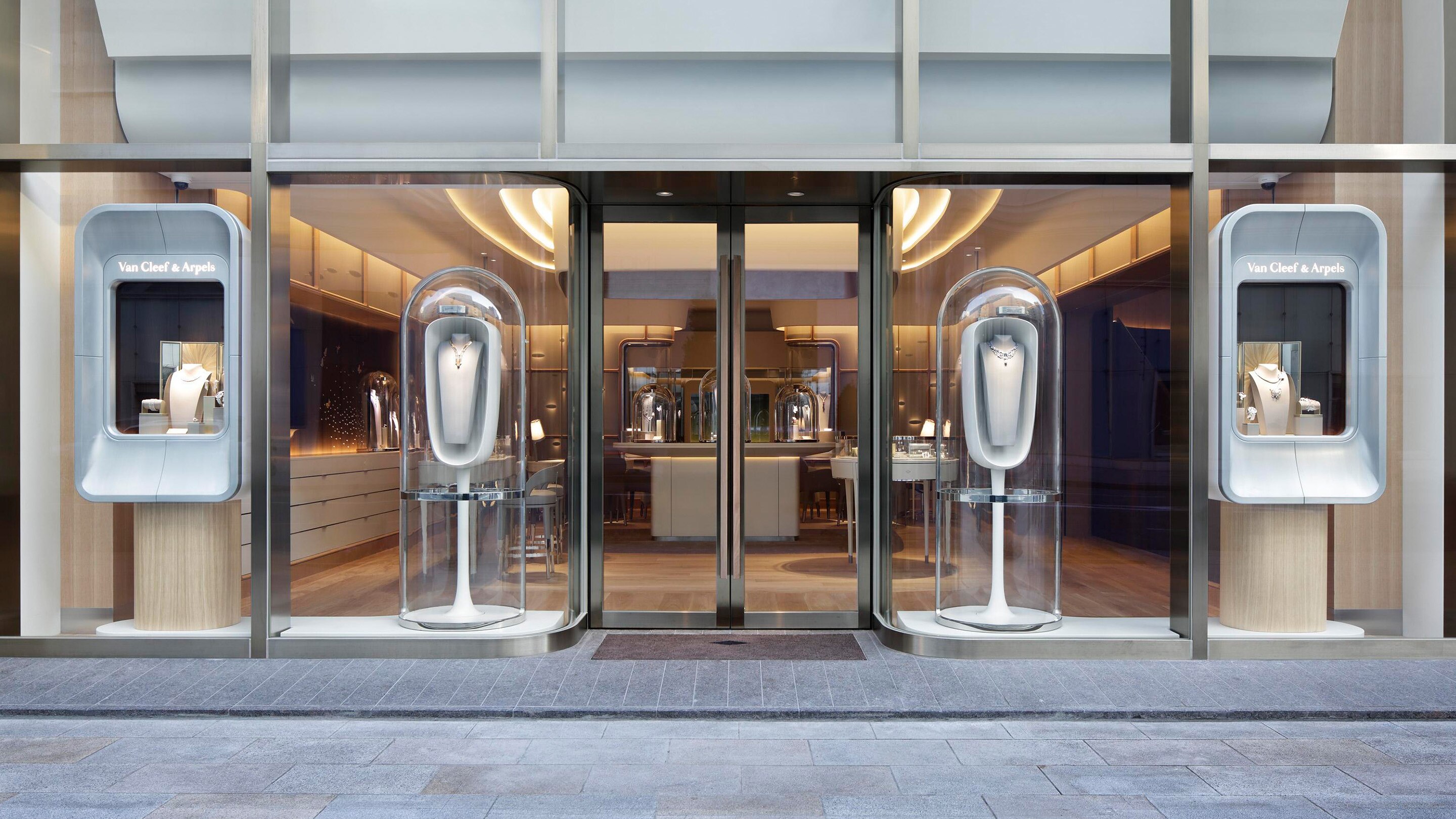 Ginza 3 boutique present the facade view, van cleef and arpels