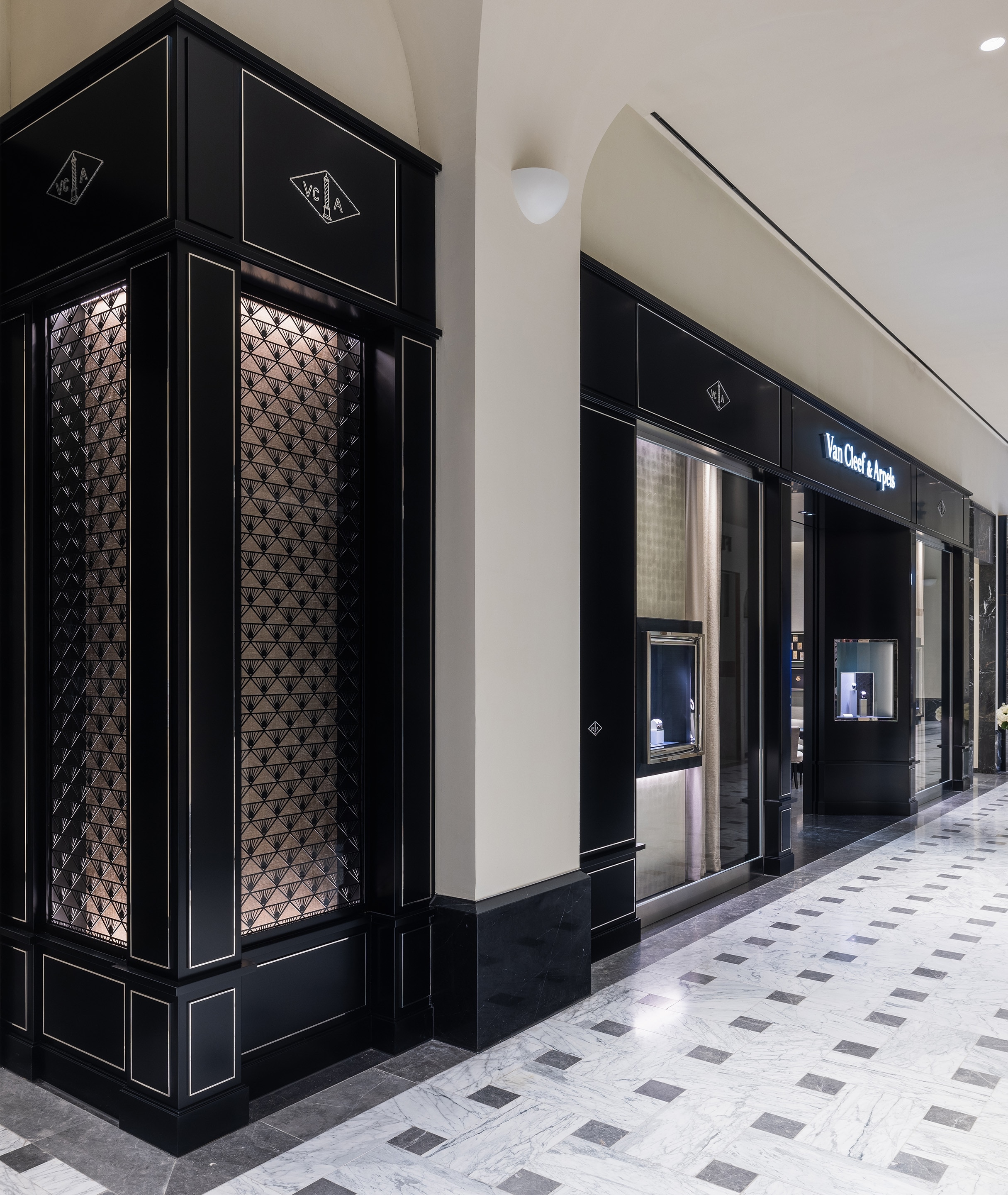 Daejon Shinsegae present the exterior facade view, Van Cleef and Arpels.