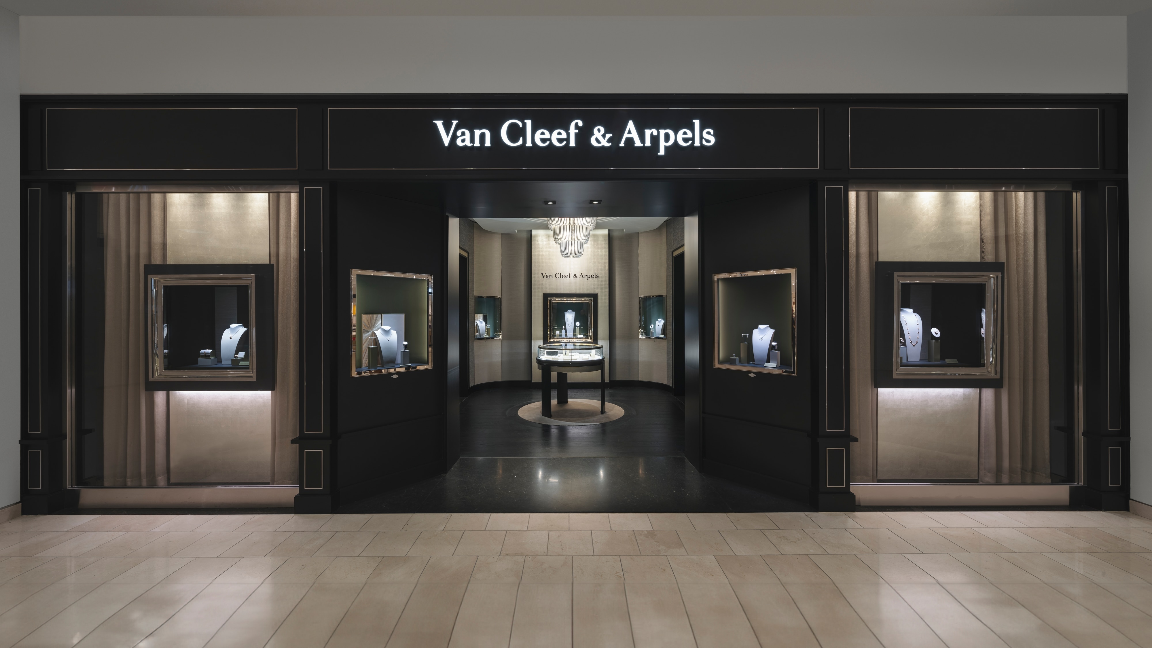 Palo Alto Neiman Marcus boutique present the facade representative view, Van Cleef Arpels