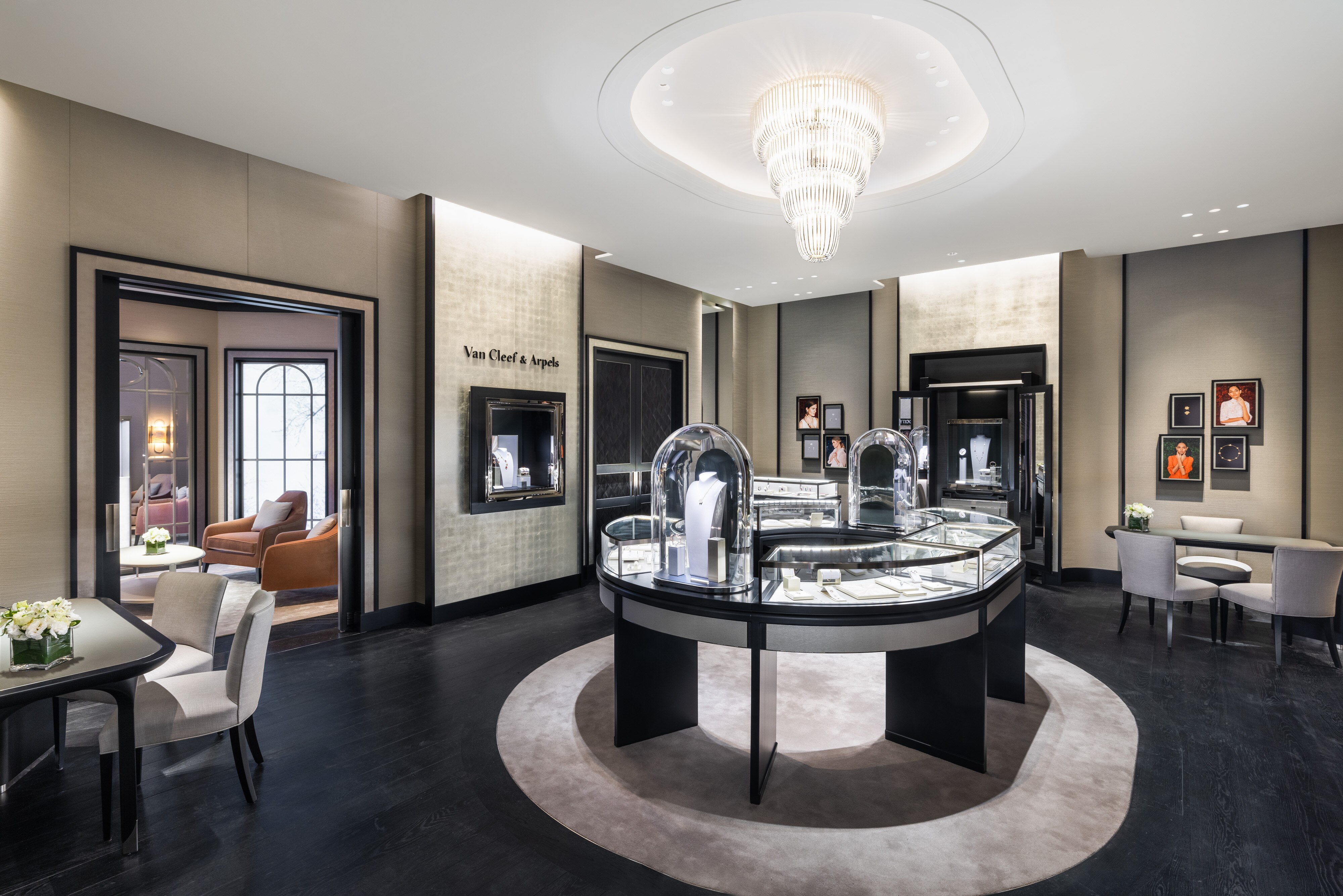 Seoul Hyundai Pangyo boutique present the commercial area view, Van Cleef Arpels