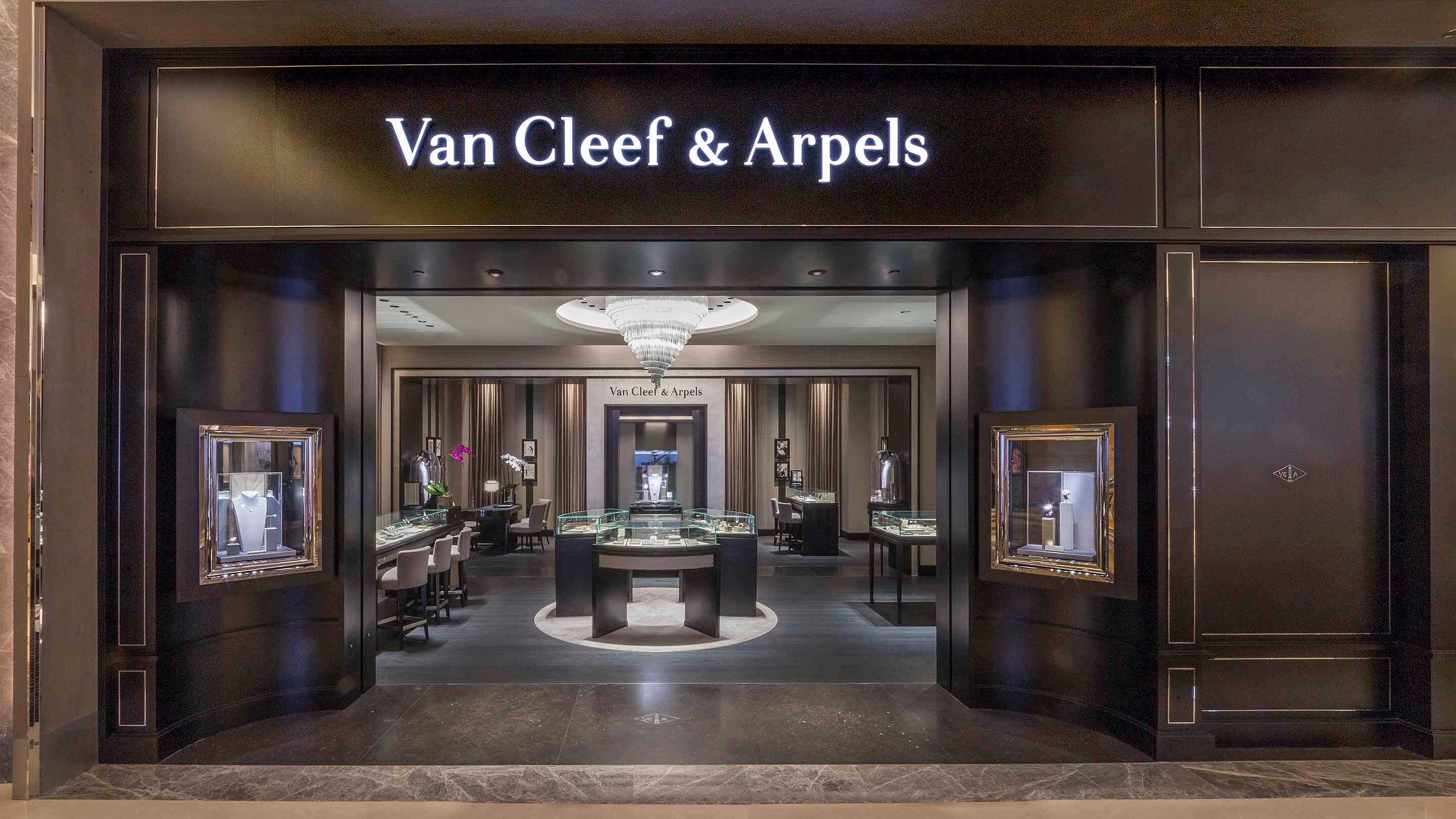 Macau, DFS City of dream boutique present the facade view. Van Cleef & Arpels.