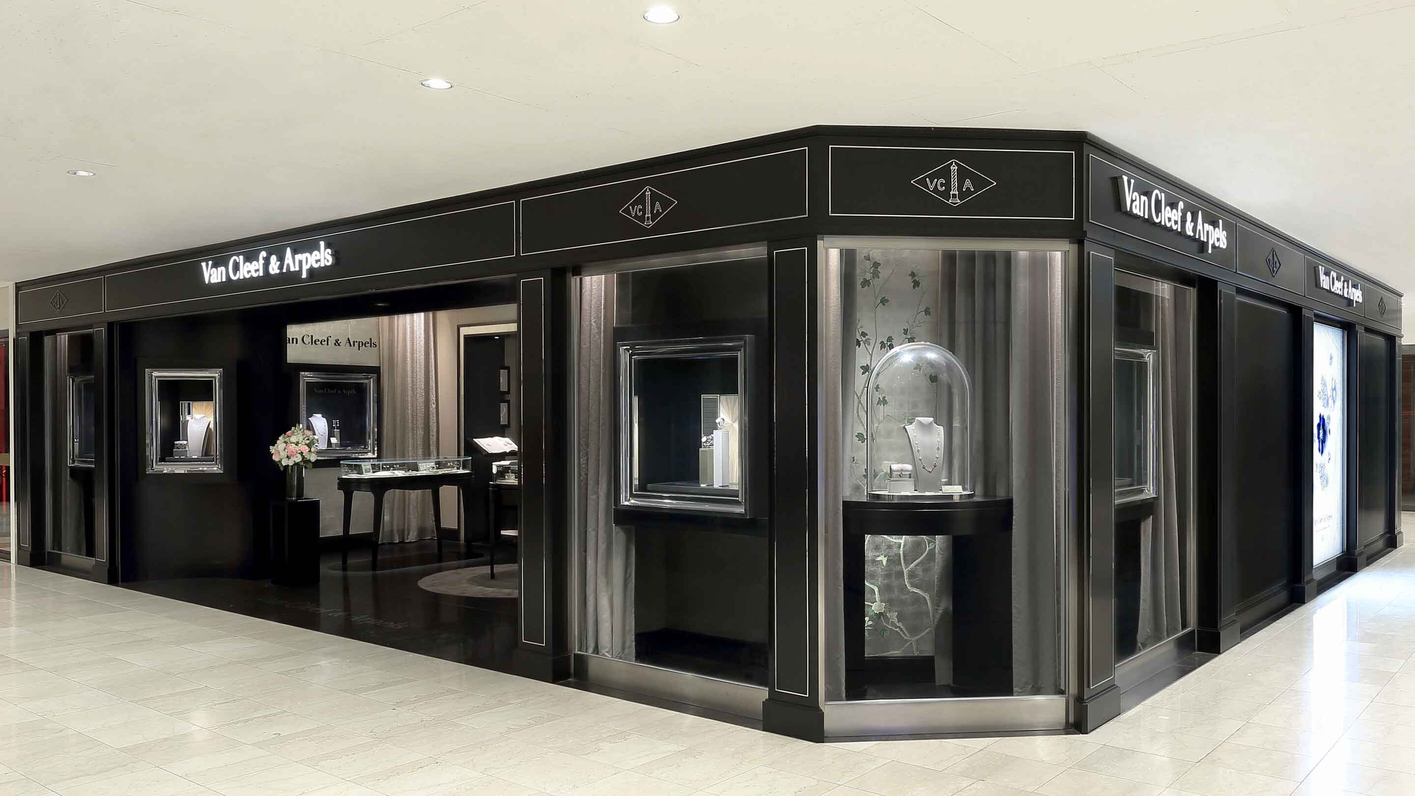 yokohama sogo boutique present the facade view, van cleef and arpels