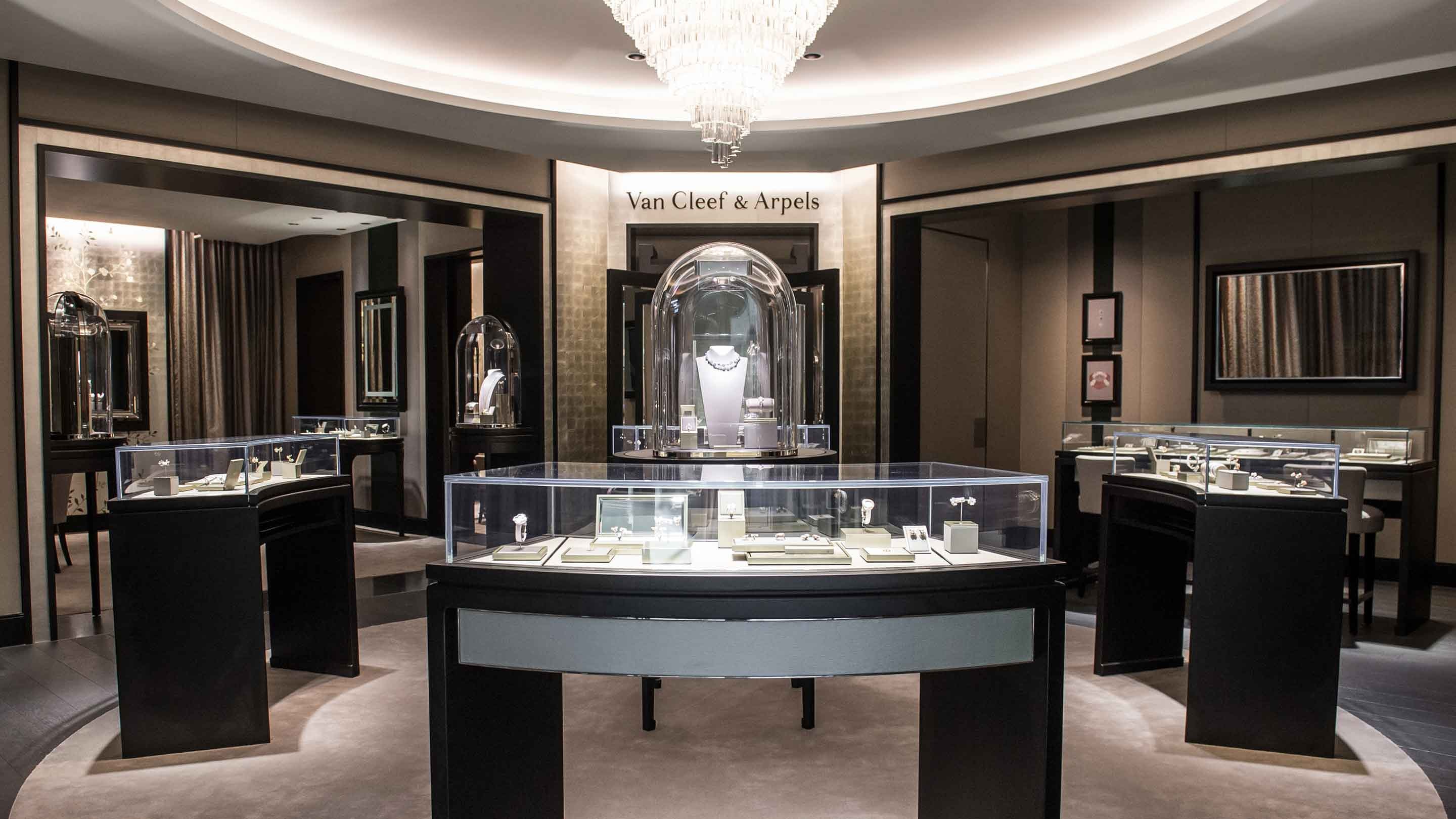 Toronto Yorkdale boutique present the main aera view, Van cleef and arpels