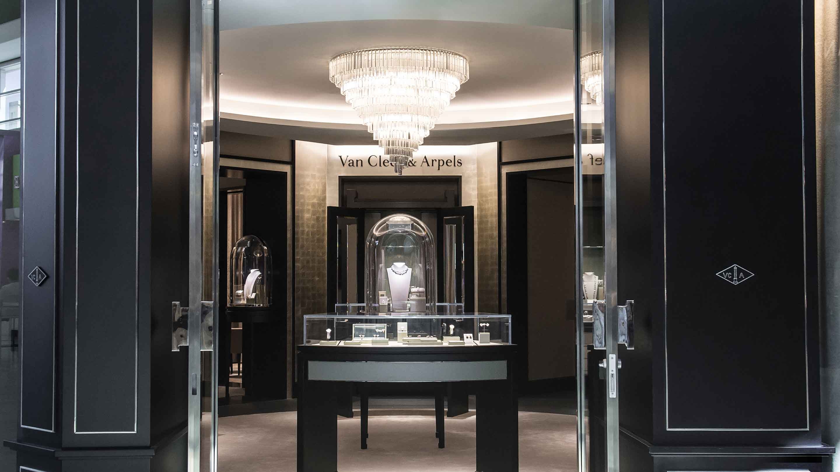 Toronto Yorkdale boutique present the entrance view, Van cleef and arpels