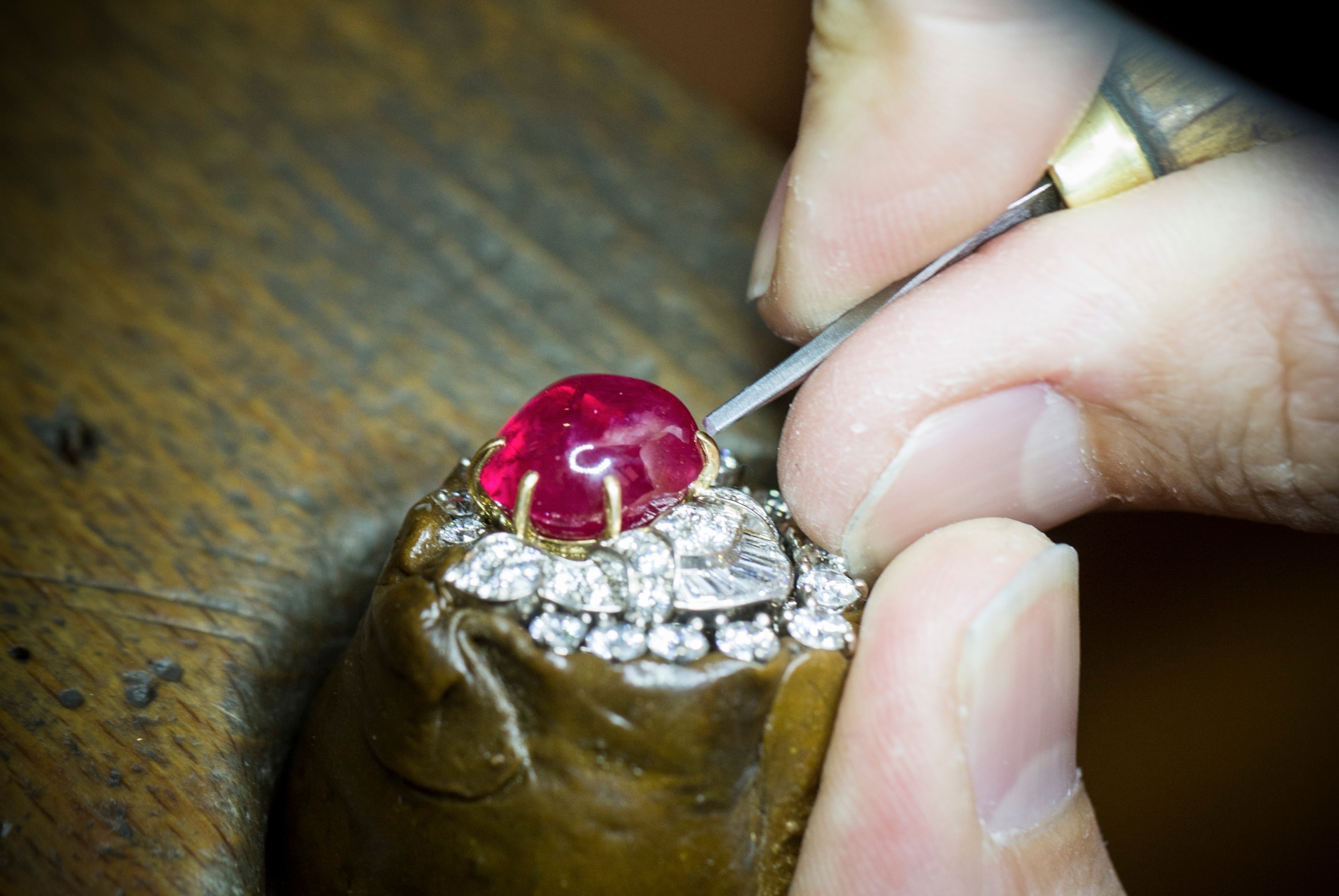 VAN CLEEF & ARPELS PLATINUM & 18K YELLOW GOLD RUBY RING