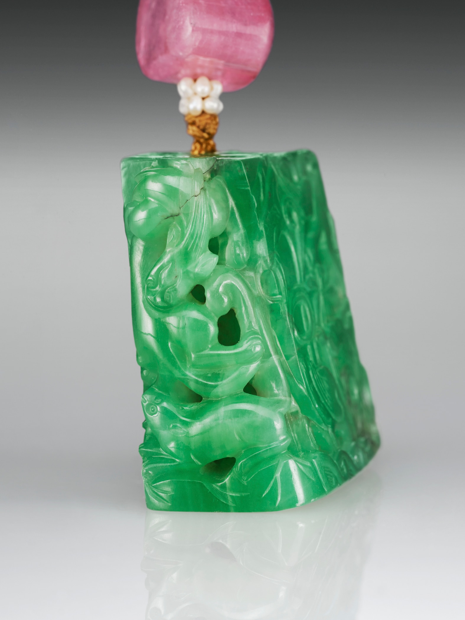 Jadeite pendant, Qing dynasty (1644-1911), Jadeite, tourmaline, pearls, and silk, The Illuminata Collection, L'ÉCOLE Van Cleef & Arpels, photo: Picspark Co​