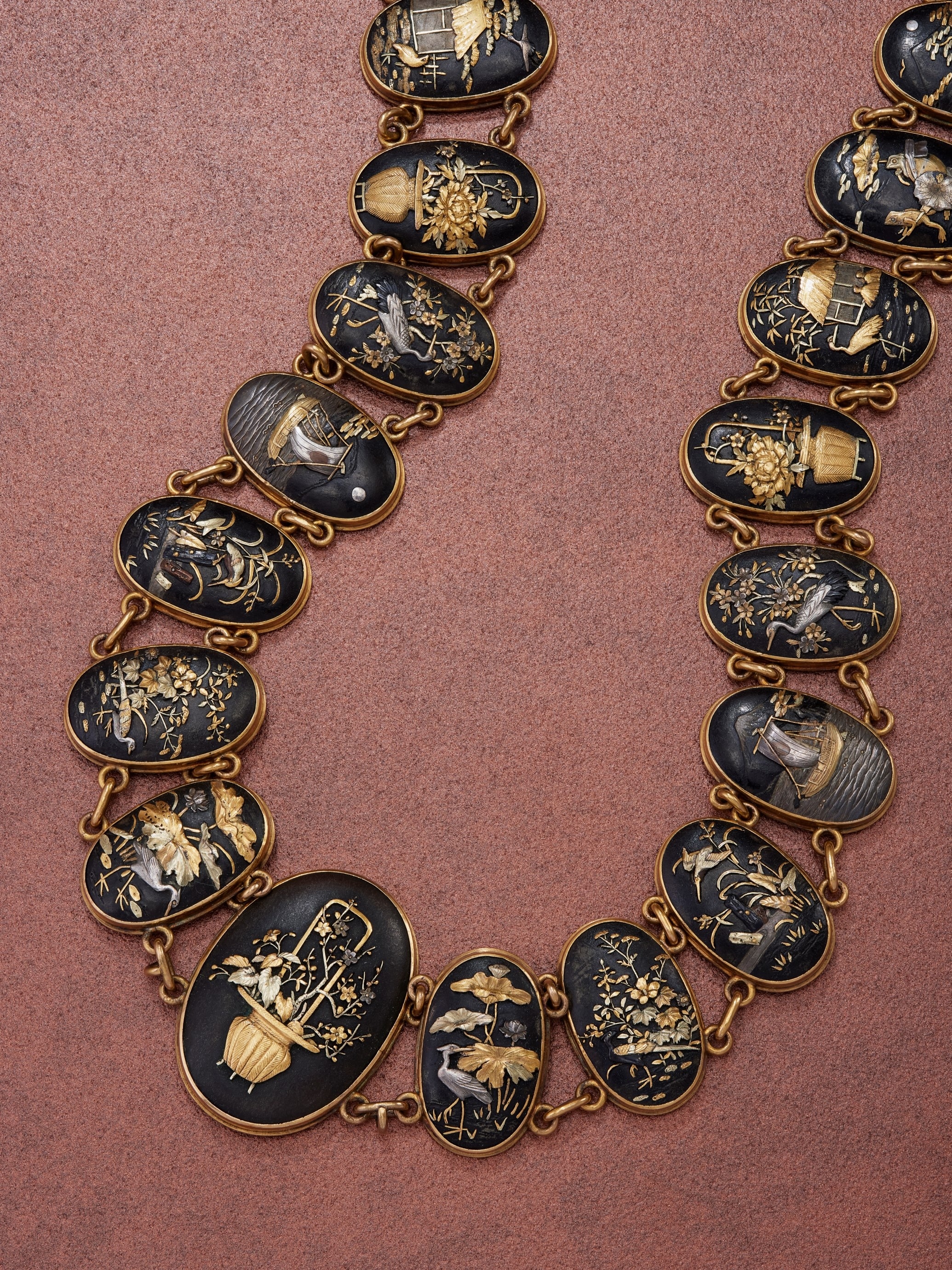 Necklace composed of elements resembling the cap of the samurai sword, Japan, 1800s. Gold and silver-gilt shakudō. Private Collection. Photo: L'ÉCOLE, School of Jewelry Arts - Benjamin Chelly.