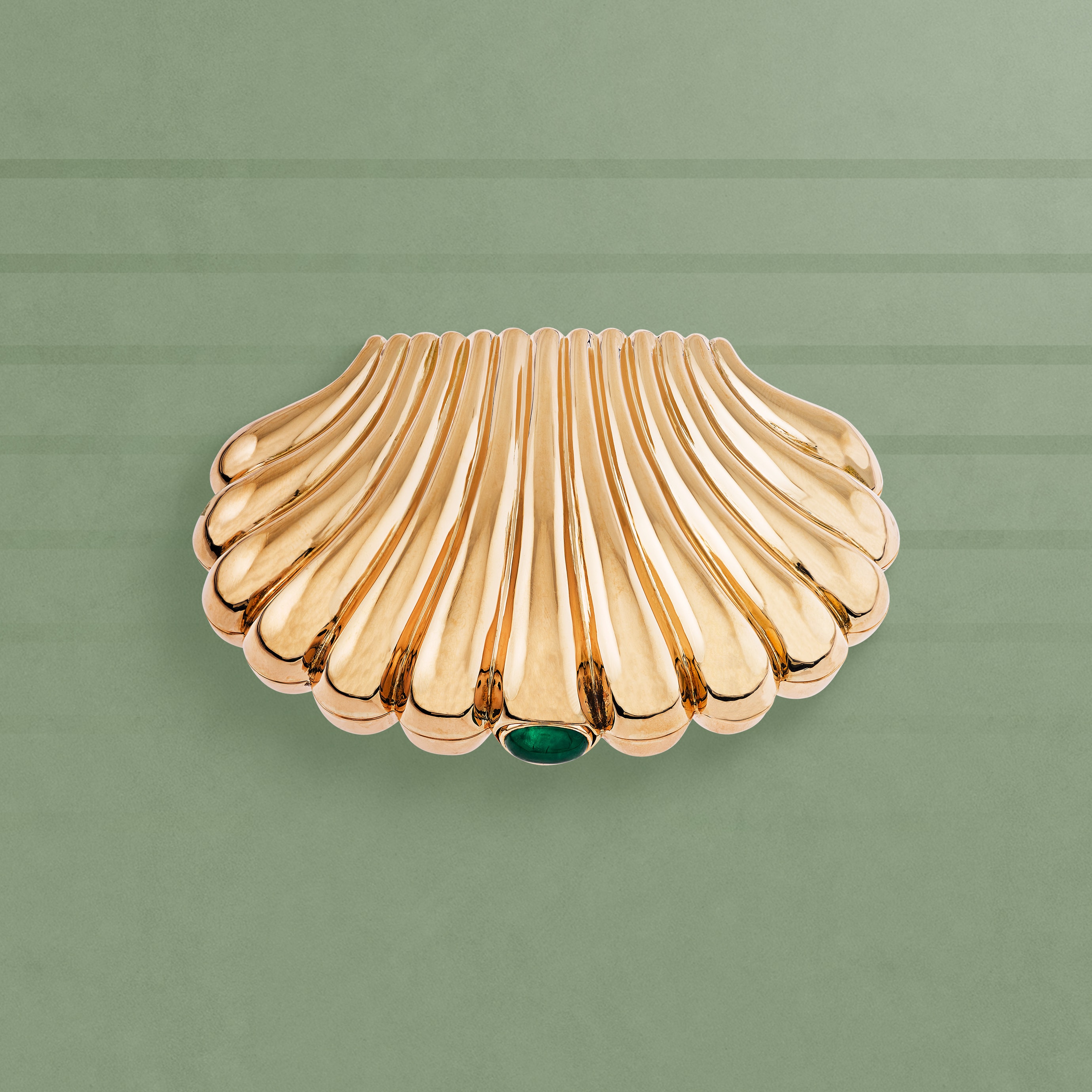 Shell powder case, 1957. 18K yellow gold, emerald. Van Cleef & Arpels Collection.