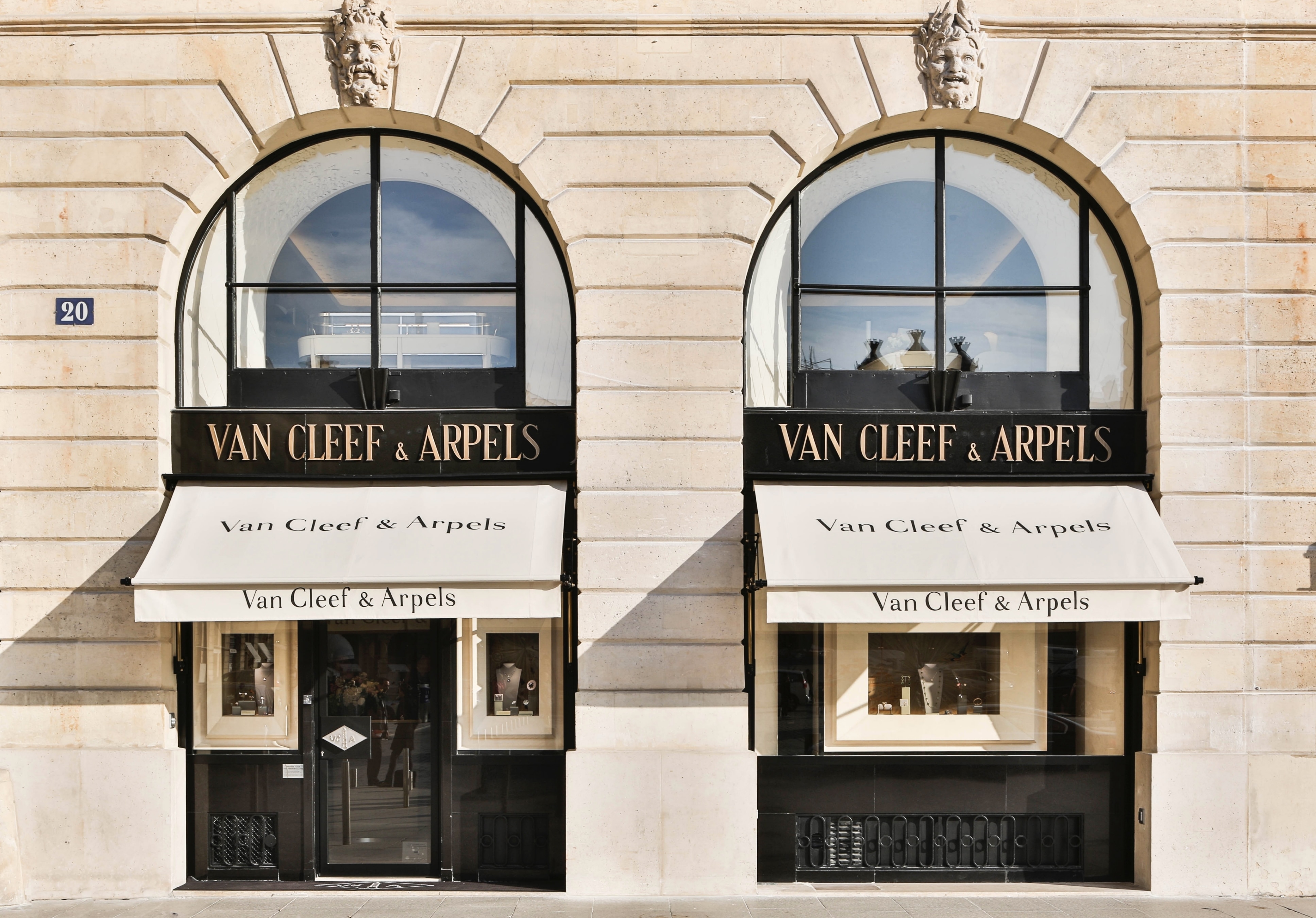 Адреса иль. Van Cleef & Arpels Вандомская площадь. Van Cleef бутик. Ювелирный бутик в Париже. Магазин парфюмерии в Париже.