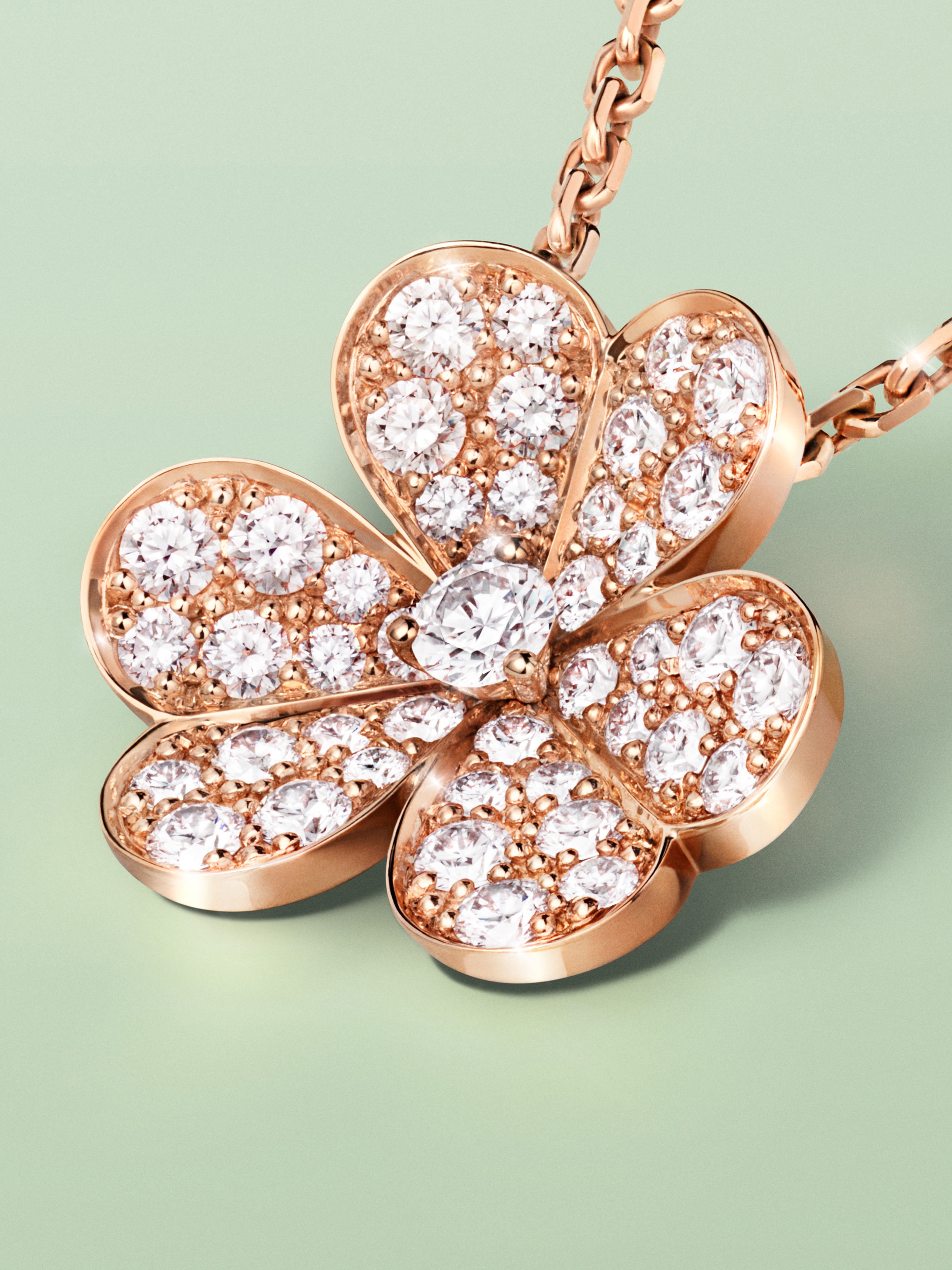 Pendentif Frivole, petit modèle, or rose, diamants. Collection Frivole, Van Cleef & Arpels.